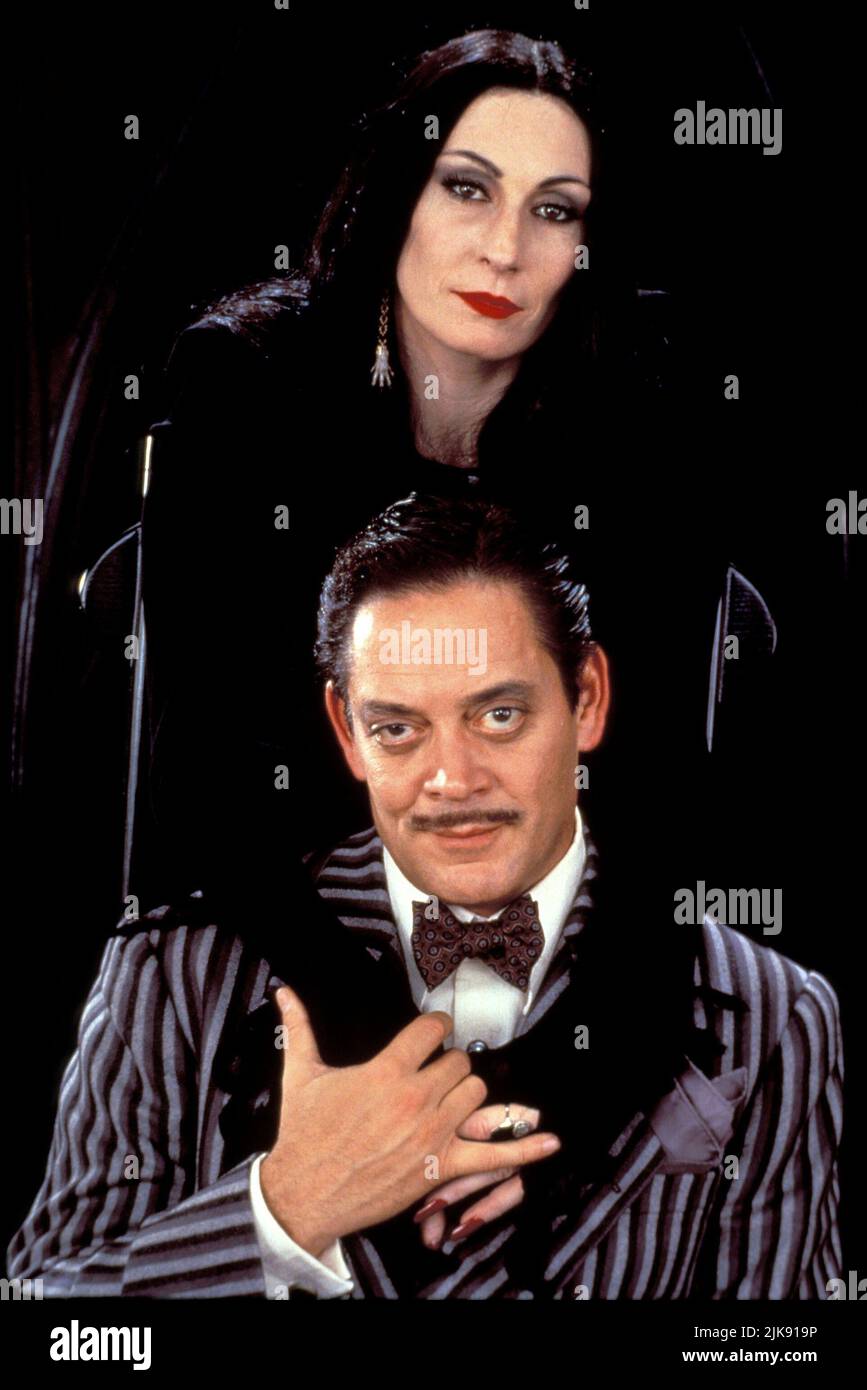 Anjelica Huston & Raul Julia Film: Addams Family Values (USA 1993) Characters: Morticia Addams, Gomez Addams  Director: Barry Sonnenfeld 19 November 1993   **WARNING** This Photograph is for editorial use only and is the copyright of PARAMOUNT PICTURES and/or the Photographer assigned by the Film or Production Company and can only be reproduced by publications in conjunction with the promotion of the above Film. A Mandatory Credit To PARAMOUNT PICTURES is required. The Photographer should also be credited when known. No commercial use can be granted without written authority from the Film Comp Stock Photo