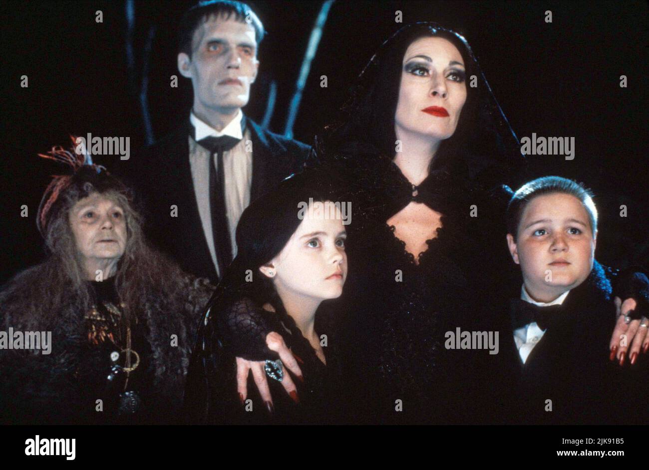 Carol Kane, Carel Struycken, Christina Ricci, Anjelica Huston & Jimmy Workman Film: Addams Family Values (USA 1993) Characters: Grandma, Lurch, Wednesday Addams, Morticia Addams, Pugsley Addams  Director: Barry Sonnenfeld 19 November 1993   **WARNING** This Photograph is for editorial use only and is the copyright of PARAMOUNT PICTURES and/or the Photographer assigned by the Film or Production Company and can only be reproduced by publications in conjunction with the promotion of the above Film. A Mandatory Credit To PARAMOUNT PICTURES is required. The Photographer should also be credited when Stock Photo