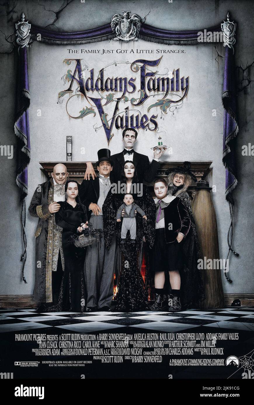 Christopher Lloyd, Christina Ricci, Raul Julia, Carel Struycken, Anjelica Huston, Jimmy Workman & Carol Kane Poster Film: Addams Family Values (USA 1993) Characters: Uncle Fester Addams, Wednesday Addams, Gomez Addams, Morticia Addams, Lurch, Pugsley Addams, Grandma, Thing  Director: Barry Sonnenfeld 19 November 1993   **WARNING** This Photograph is for editorial use only and is the copyright of PARAMOUNT PICTURES and/or the Photographer assigned by the Film or Production Company and can only be reproduced by publications in conjunction with the promotion of the above Film. A Mandatory Credit Stock Photo