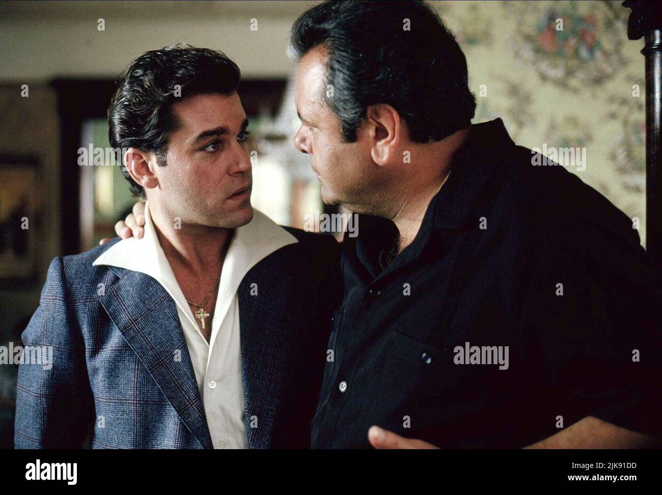 Ray Liotta & Paul Sorvino Film: Goodfellas (USA 1990) Characters: Henry Hill, Paul Cicero  Director: Martin Scorsese 12 September 1990   **WARNING** This Photograph is for editorial use only and is the copyright of WARNER BROS. / BARRY WETCHER and/or the Photographer assigned by the Film or Production Company and can only be reproduced by publications in conjunction with the promotion of the above Film. A Mandatory Credit To WARNER BROS. / BARRY WETCHER is required. No commercial use can be granted without written authority from the Film Company. Stock Photo