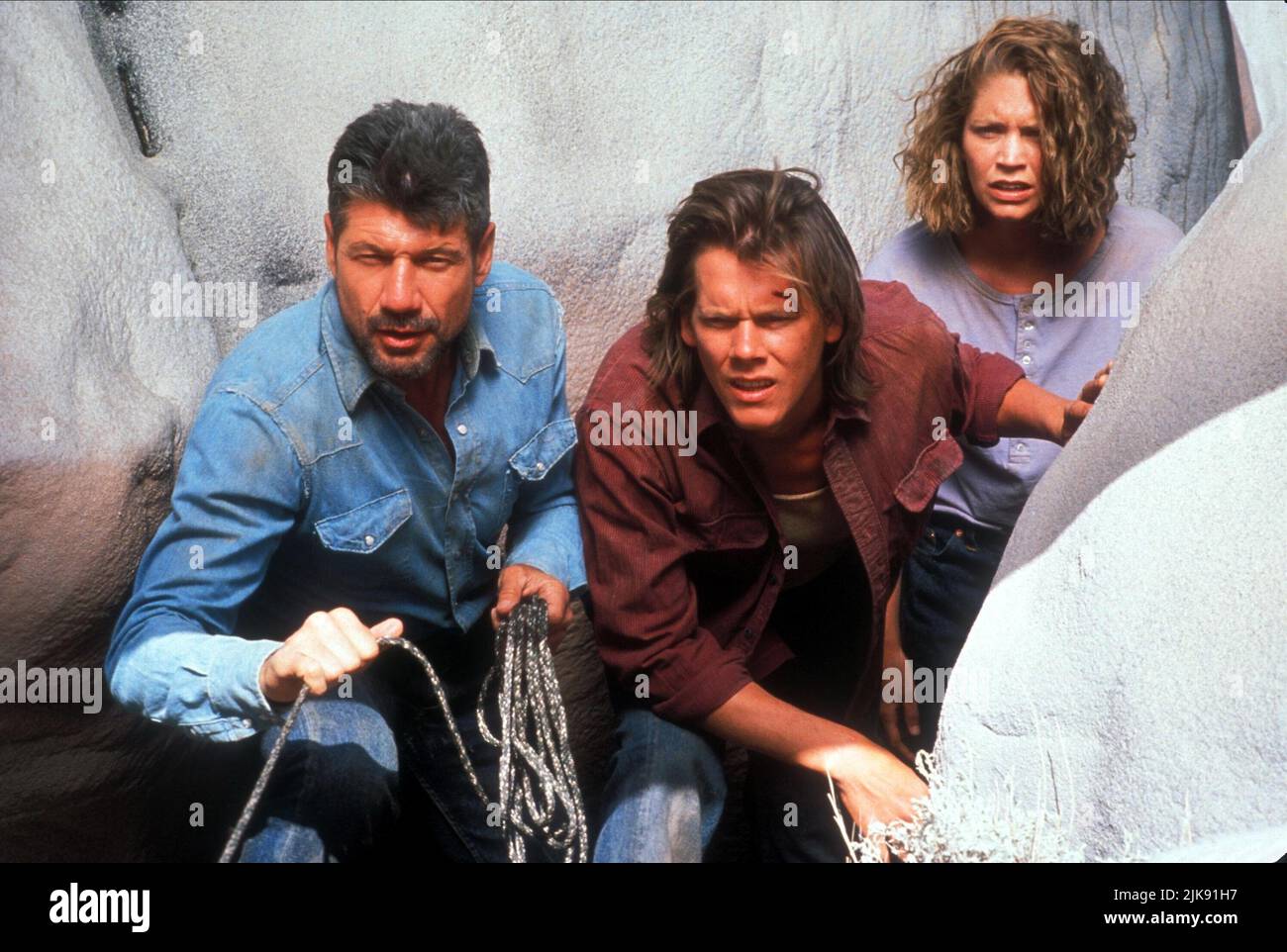 Fred Ward, Kevin Bacon & Finn Carter Film: Tremors (USA 1990) Characters: Earl Bassett, Valentine McKee, Rhonda LeBeck  / Titel Auch: "Im Land Der Raketen-Würmer" Director: Ron Underwood 19 January 1990   **WARNING** This Photograph is for editorial use only and is the copyright of UNIVERSAL PICTURES and/or the Photographer assigned by the Film or Production Company and can only be reproduced by publications in conjunction with the promotion of the above Film. A Mandatory Credit To UNIVERSAL PICTURES is required. The Photographer should also be credited when known. No commercial use can be gra Stock Photo