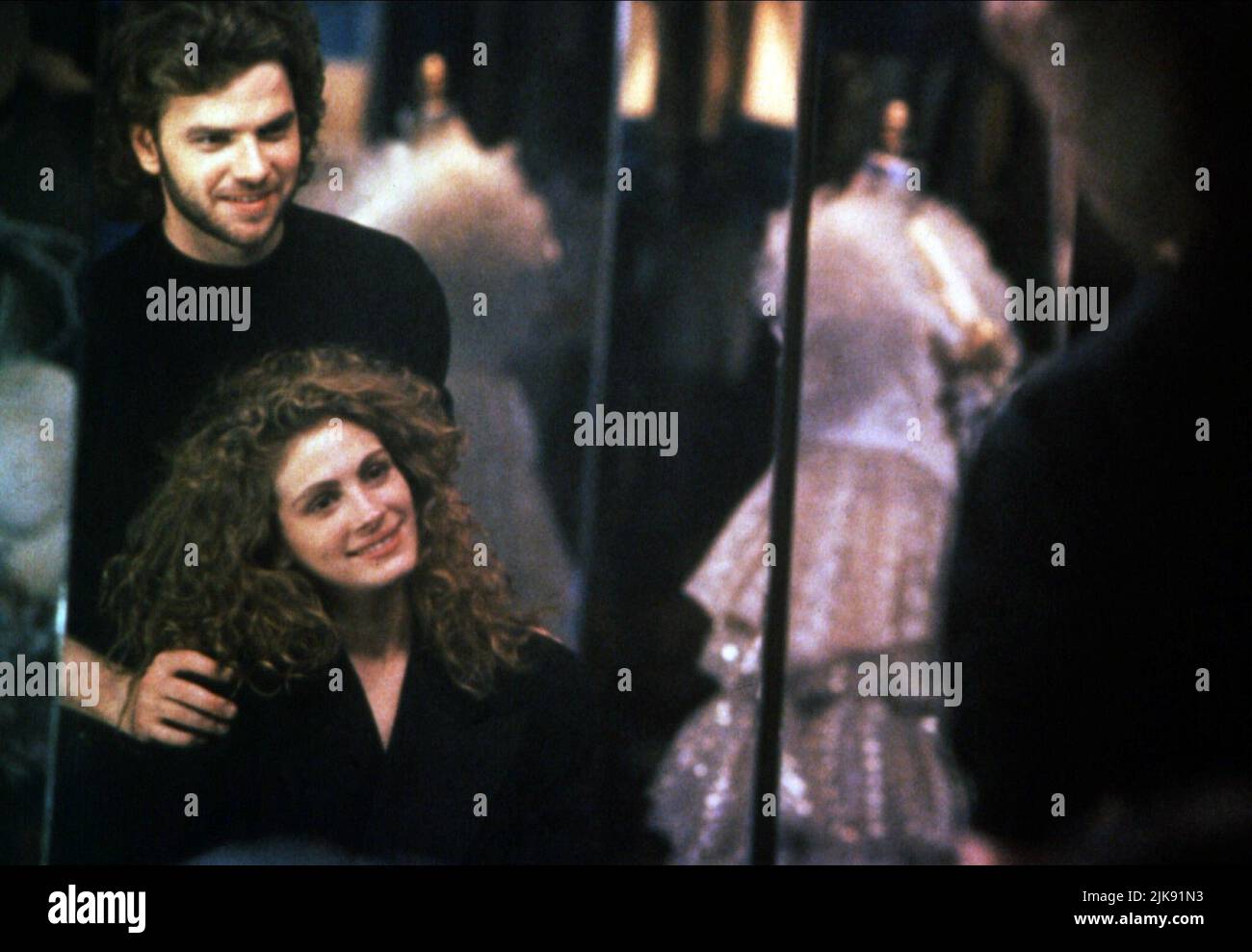 https://c8.alamy.com/comp/2JK91N3/kevin-anderson-julia-roberts-film-sleeping-with-the-enemy-1994-characters-ben-woodward-laura-burney-director-joseph-ruben-08-february-1991-warning-this-photograph-is-for-editorial-use-only-and-is-the-copyright-of-20-century-fox-andor-the-photographer-assigned-by-the-film-or-production-company-and-can-only-be-reproduced-by-publications-in-conjunction-with-the-promotion-of-the-above-film-a-mandatory-credit-to-20-century-fox-is-required-the-photographer-should-also-be-credited-when-known-no-commercial-use-can-be-granted-without-written-authority-from-the-film-company-2JK91N3.jpg