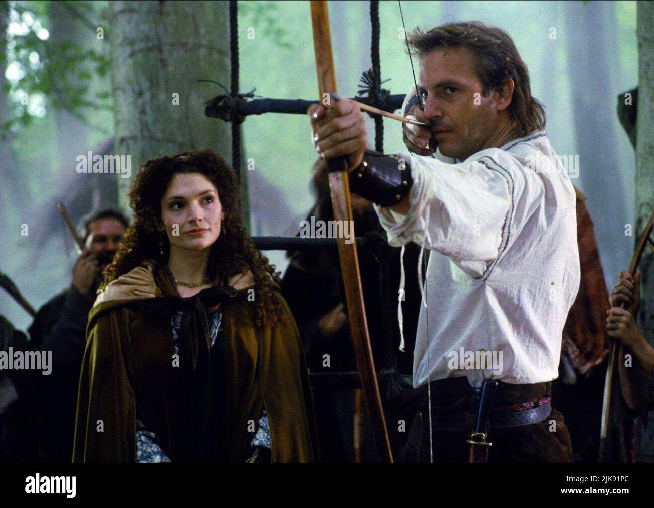 Mary Elizabeth Mastrantonio & Kevin Costner Film: Robin Hood: Prince Of Thieves (USA 1991) Characters: Marian Dubois, Robin Hood  Director: Kevin Reynolds 14 June 1991   **WARNING** This Photograph is for editorial use only and is the copyright of WARNER BROS. and/or the Photographer assigned by the Film or Production Company and can only be reproduced by publications in conjunction with the promotion of the above Film. A Mandatory Credit To WARNER BROS. is required. The Photographer should also be credited when known. No commercial use can be granted without written authority from the Film Co Stock Photo