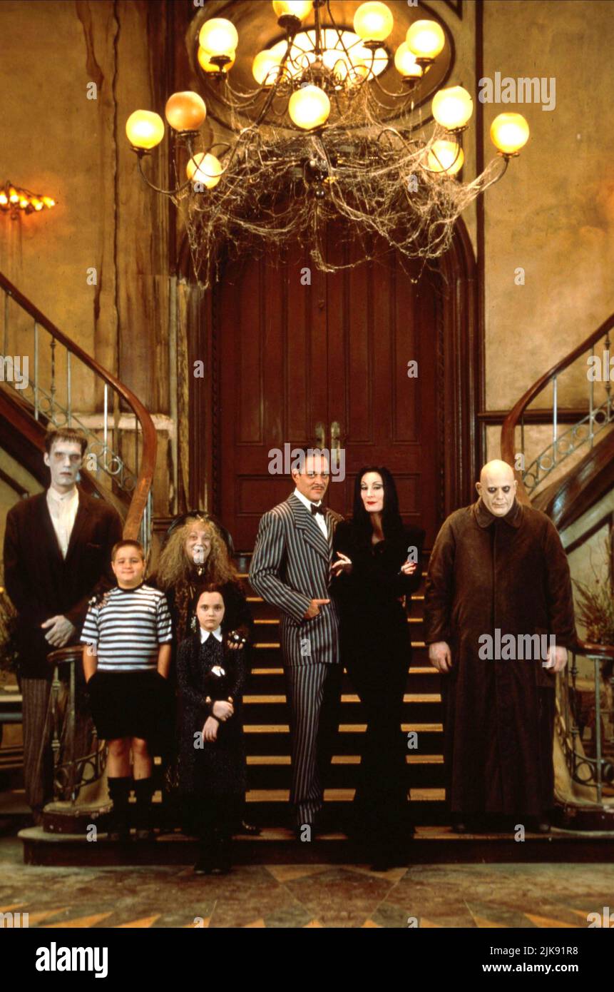 Judith Malina, Christina Ricci, Raul Julia, Carel Struycken, Anjelica Huston, Christopher Lloyd & Jimmy Workman Film: The Addams Family (1991)   Director: Barry Sonnenfeld 22 November 1991   **WARNING** This Photograph is for editorial use only and is the copyright of PARAMOUNT and/or the Photographer assigned by the Film or Production Company and can only be reproduced by publications in conjunction with the promotion of the above Film. A Mandatory Credit To PARAMOUNT is required. The Photographer should also be credited when known. No commercial use can be granted without written authority f Stock Photo