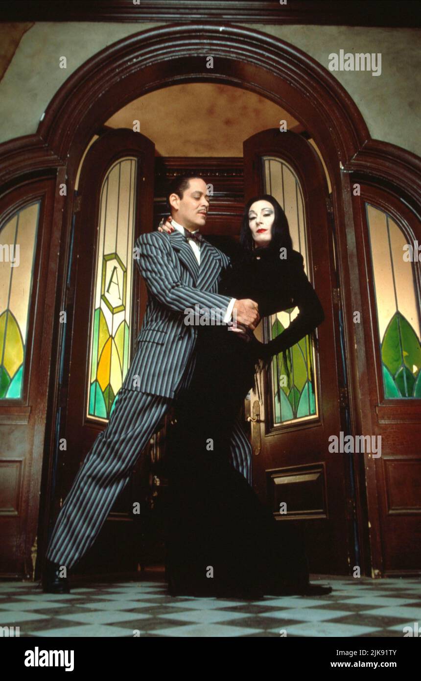 Raul Julia & Anjelica Huston Film: The Addams Family (1991) Characters: Gomez Addams, Morticia Addams  Director: Barry Sonnenfeld 22 November 1991   **WARNING** This Photograph is for editorial use only and is the copyright of PARAMOUNT and/or the Photographer assigned by the Film or Production Company and can only be reproduced by publications in conjunction with the promotion of the above Film. A Mandatory Credit To PARAMOUNT is required. The Photographer should also be credited when known. No commercial use can be granted without written authority from the Film Company. Stock Photo