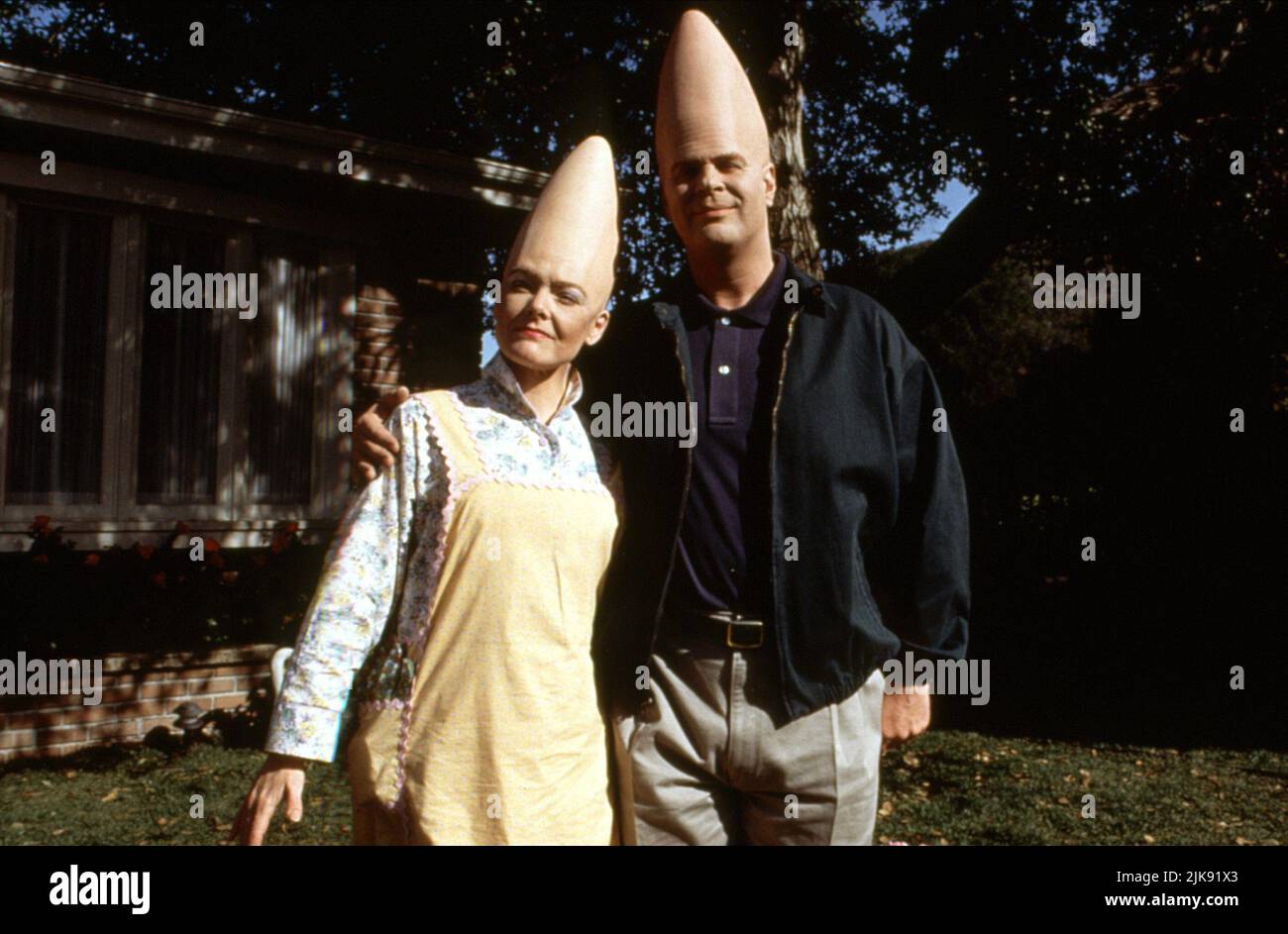Jane Curtin & Dan Aykroyd Film: Coneheads (1993) Characters: Prymatt Conehead, Beldar Conehead  Director: Steve Barron 23 July 1993   **WARNING** This Photograph is for editorial use only and is the copyright of PARAMOUNT PICTURES and/or the Photographer assigned by the Film or Production Company and can only be reproduced by publications in conjunction with the promotion of the above Film. A Mandatory Credit To PARAMOUNT PICTURES is required. The Photographer should also be credited when known. No commercial use can be granted without written authority from the Film Company. Stock Photo