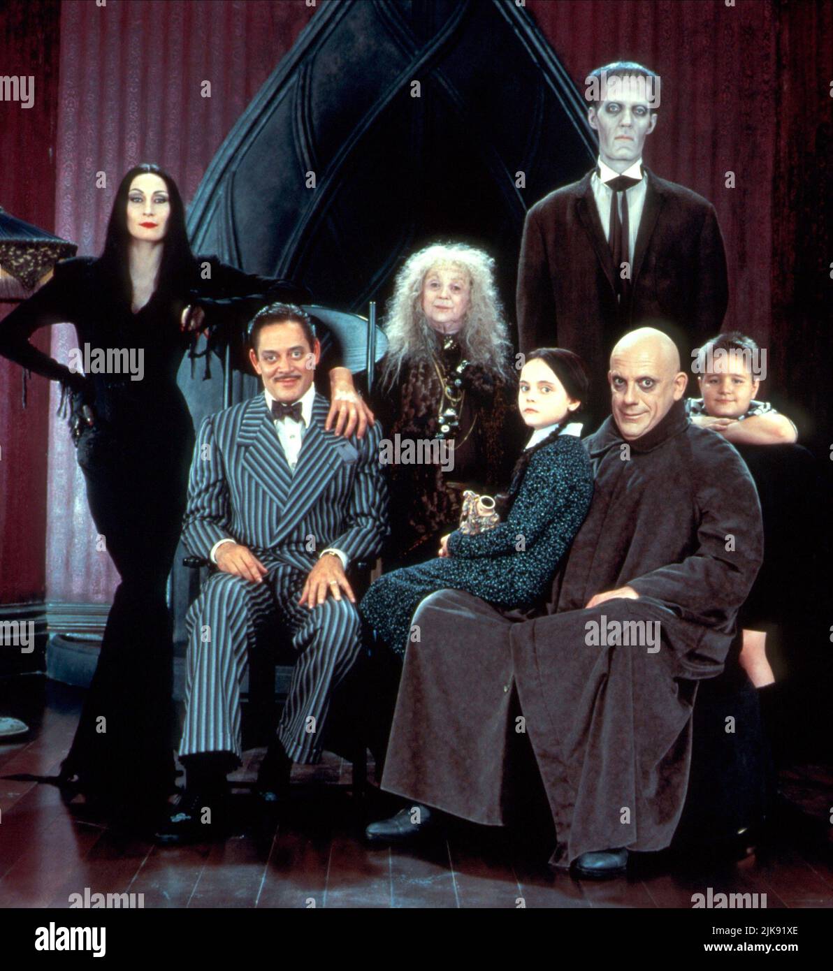 Judith Malina, Christina Ricci, Raul Julia, Carel Struycken, Anjelica Huston, Christopher Lloyd & Jimmy Workman Film: The Addams Family (1990) Characters: Grandma, Wednesday Addams, Gomez Addams, Lurch, Morticia Addams, Uncle Fester, Pugsley Addams  Director: Barry Sonnenfeld 22 November 1991   **WARNING** This Photograph is for editorial use only and is the copyright of PARAMOUNT and/or the Photographer assigned by the Film or Production Company and can only be reproduced by publications in conjunction with the promotion of the above Film. A Mandatory Credit To PARAMOUNT is required. The Phot Stock Photo