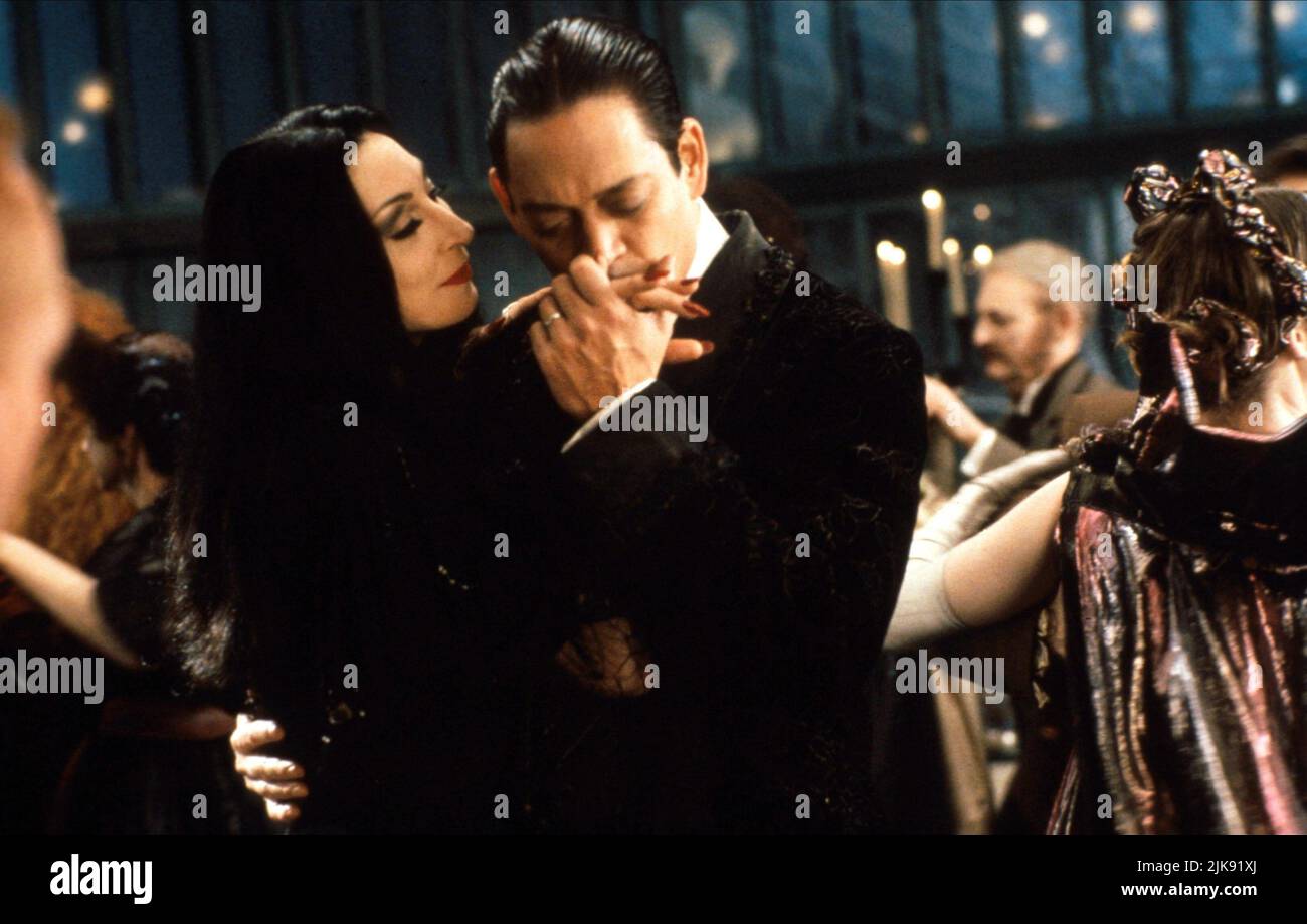 Anjelica Huston & Raul Julia Film: The Addams Family (1991) Characters: Morticia Addams, Gomez Addams  Director: Barry Sonnenfeld 22 November 1991   **WARNING** This Photograph is for editorial use only and is the copyright of PARAMOUNT and/or the Photographer assigned by the Film or Production Company and can only be reproduced by publications in conjunction with the promotion of the above Film. A Mandatory Credit To PARAMOUNT is required. The Photographer should also be credited when known. No commercial use can be granted without written authority from the Film Company. Stock Photo