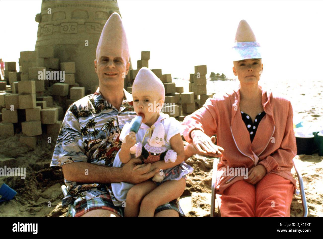 Dan Aykroyd, Jane Curtin Film: Coneheads (1991) Characters: Beldar Conehead, Prymatt Conehead  Director: Steve Barron 23 July 1993   **WARNING** This Photograph is for editorial use only and is the copyright of PARAMOUNT PICTURES and/or the Photographer assigned by the Film or Production Company and can only be reproduced by publications in conjunction with the promotion of the above Film. A Mandatory Credit To PARAMOUNT PICTURES is required. The Photographer should also be credited when known. No commercial use can be granted without written authority from the Film Company. Stock Photo