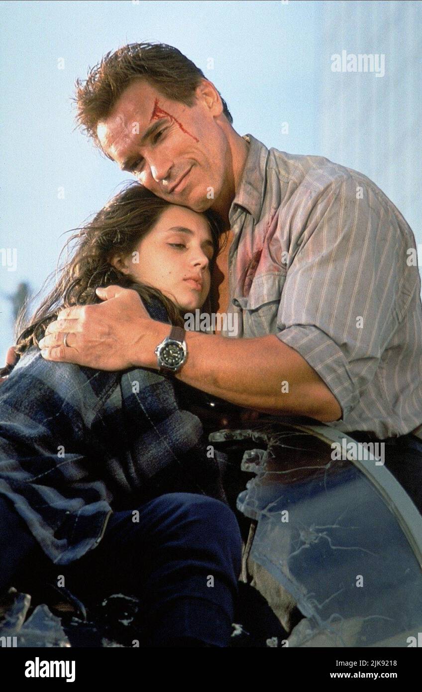 Eliza Dushku, Arnold Schwarzenegger Film: True Lies (USA 1994) Characters:  Dana Tasker,Harry Tasker Director: James Cameron 13 July 1994 **WARNING**  This Photograph is for editorial use only and is the copyright of