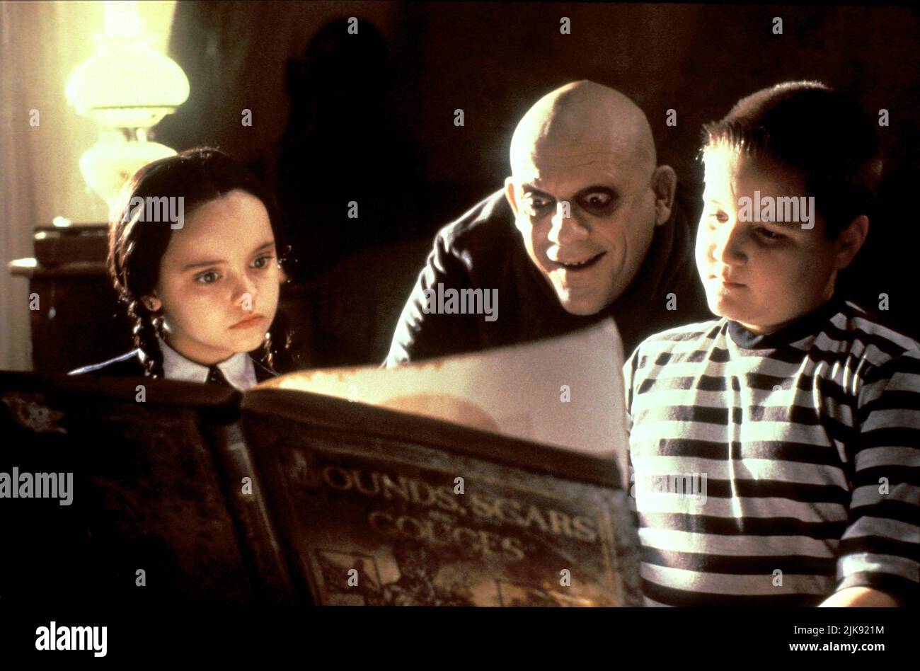 Christina Ricci, Christopher Lloyd, Jimmy Workman Film: The Addams Family (1991) Characters: Wednesday Addams,Uncle Fester,Pugsley Addams  Director: Barry Sonnenfeld 22 November 1991   **WARNING** This Photograph is for editorial use only and is the copyright of PARAMOUNT and/or the Photographer assigned by the Film or Production Company and can only be reproduced by publications in conjunction with the promotion of the above Film. A Mandatory Credit To PARAMOUNT is required. The Photographer should also be credited when known. No commercial use can be granted without written authority from th Stock Photo