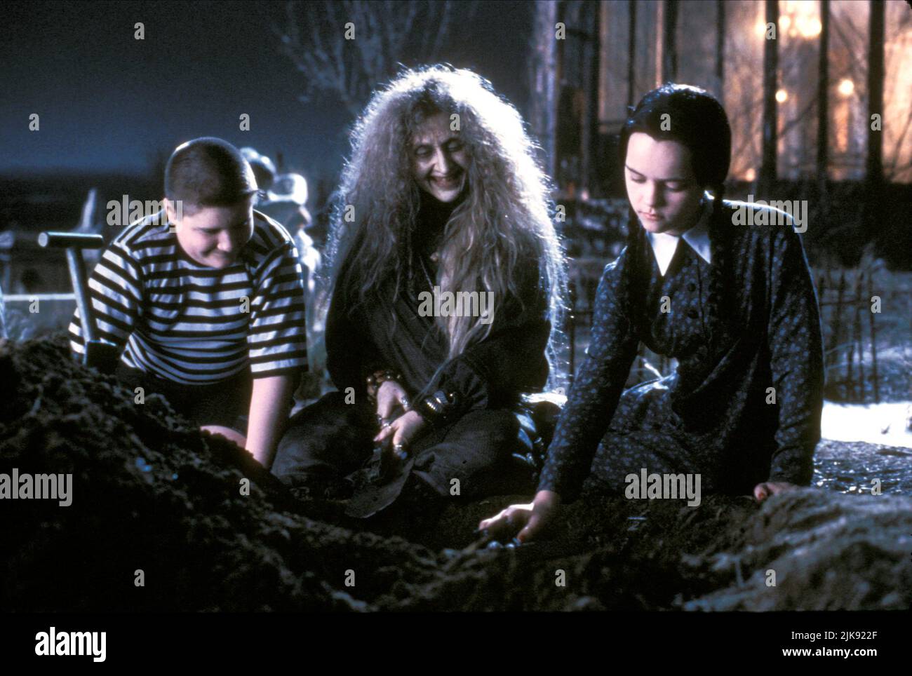 Jimmy Workman, Carol Kane & Christina Ricci Film: Addams Family Values (USA 1993) Characters: Pugsley Addams, Grandma, Wednesday Addams  Director: Barry Sonnenfeld 19 November 1993   **WARNING** This Photograph is for editorial use only and is the copyright of PARAMOUNT PICTURES and/or the Photographer assigned by the Film or Production Company and can only be reproduced by publications in conjunction with the promotion of the above Film. A Mandatory Credit To PARAMOUNT PICTURES is required. The Photographer should also be credited when known. No commercial use can be granted without written a Stock Photo