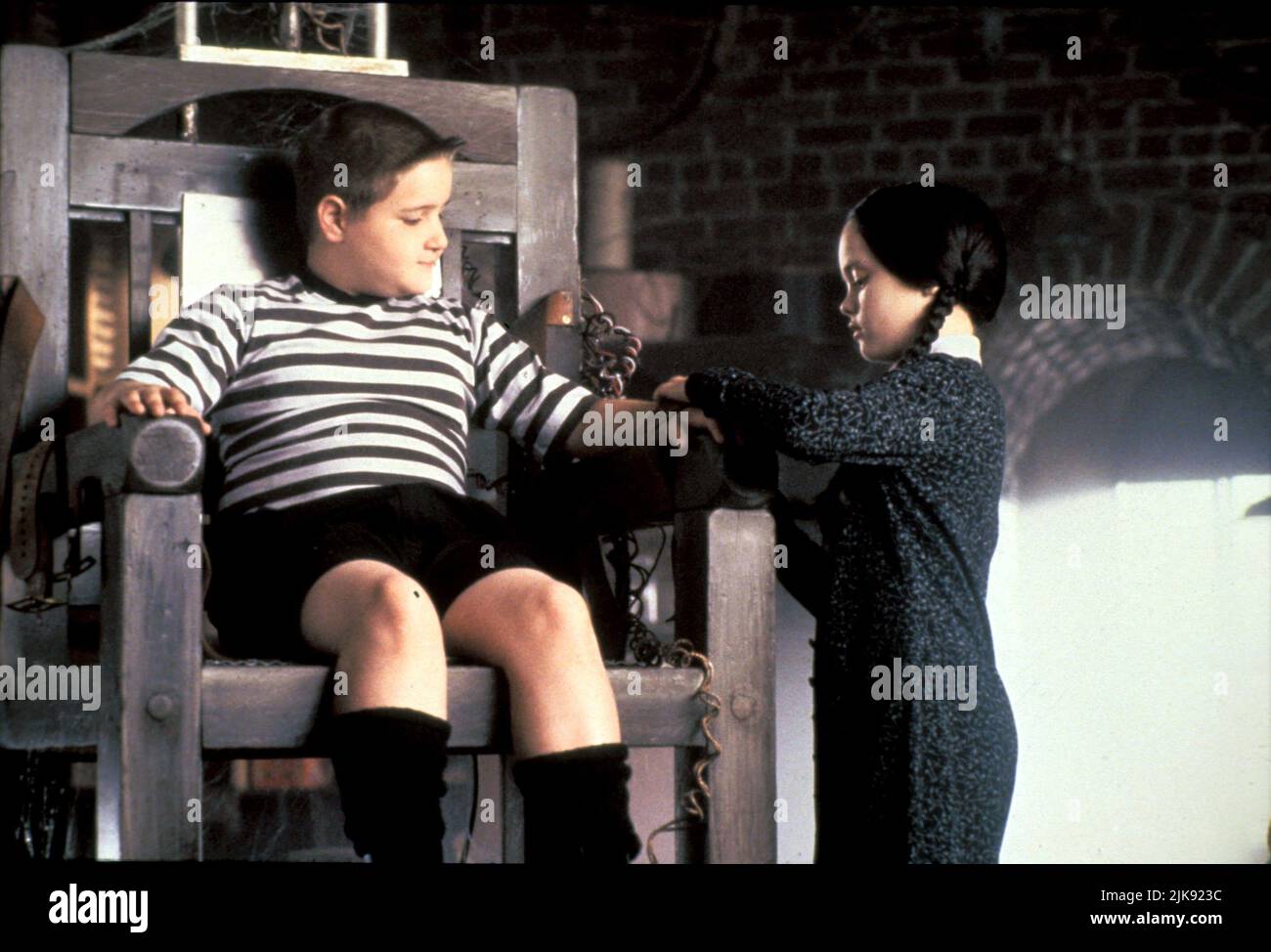 Christina Ricci, Jimmy Workman Film: The Addams Family (1994) Characters: Wednesday Addams,Pugsley Addams  Director: Barry Sonnenfeld 22 November 1991   **WARNING** This Photograph is for editorial use only and is the copyright of PARAMOUNT and/or the Photographer assigned by the Film or Production Company and can only be reproduced by publications in conjunction with the promotion of the above Film. A Mandatory Credit To PARAMOUNT is required. The Photographer should also be credited when known. No commercial use can be granted without written authority from the Film Company. Stock Photo
