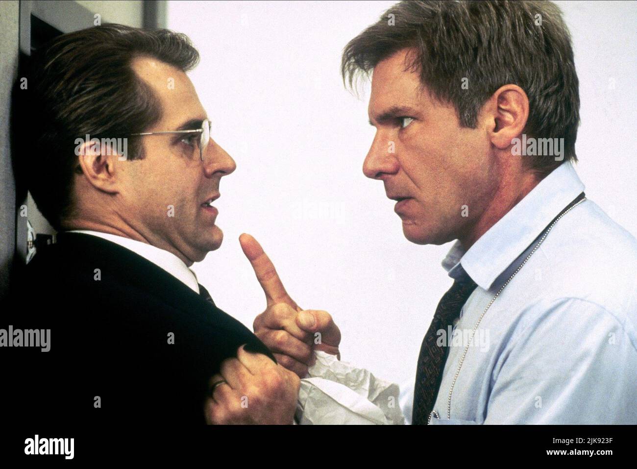 Henry Czerny & Harrison Ford Film: Clear And Present Danger (USA 1994) Characters: Robert Ritter & Jack Ryan  / Literaturverfilmung (Based On The Book By Tom Clancy) Director: Phillip Noyce 03 August 1994   **WARNING** This Photograph is for editorial use only and is the copyright of PARAMOUNT PICTURES and/or the Photographer assigned by the Film or Production Company and can only be reproduced by publications in conjunction with the promotion of the above Film. A Mandatory Credit To PARAMOUNT PICTURES is required. The Photographer should also be credited when known. No commercial use can be g Stock Photo