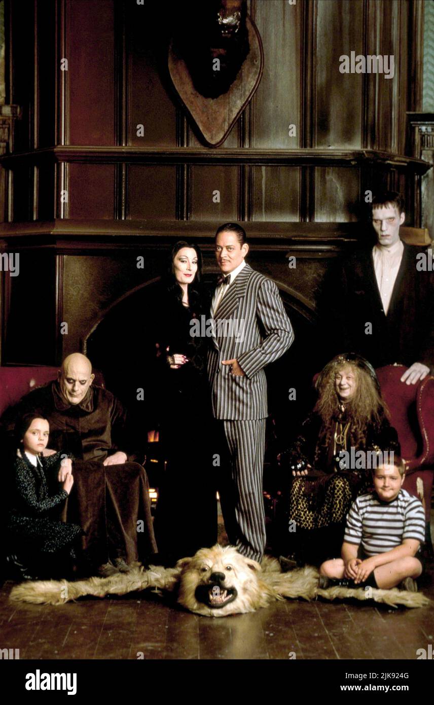 Raul Julia, Anjelica Huston, Christopher Lloyd, Christina Ricci Film: The Addams Family (1991) Characters: Gomez Addams,Morticia Addams,Uncle Fester,Wednesday Addams  Director: Barry Sonnenfeld 22 November 1991   **WARNING** This Photograph is for editorial use only and is the copyright of PARAMOUNT and/or the Photographer assigned by the Film or Production Company and can only be reproduced by publications in conjunction with the promotion of the above Film. A Mandatory Credit To PARAMOUNT is required. The Photographer should also be credited when known. No commercial use can be granted witho Stock Photo