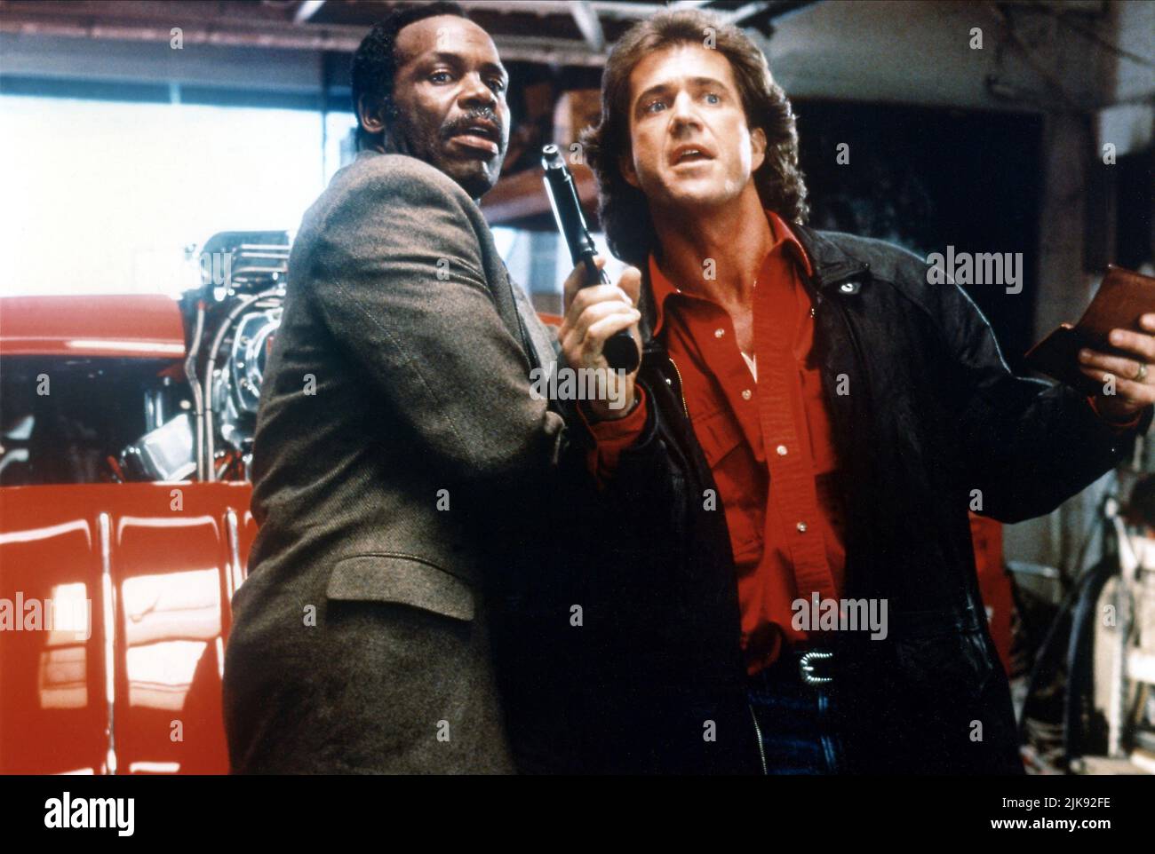Danny Glover & Mel Gibson Film: Lethal Weapon 3 (USA 1992) Characters: Roger Murtaugh, Martin Riggs  / Titel Auch: 'Lethal Weapon 3: Die Profis Sind Zurück' Director: Richard Donner 11 May 1992   **WARNING** This Photograph is for editorial use only and is the copyright of WARNER BROS. and/or the Photographer assigned by the Film or Production Company and can only be reproduced by publications in conjunction with the promotion of the above Film. A Mandatory Credit To WARNER BROS. is required. The Photographer should also be credited when known. No commercial use can be granted without written Stock Photo