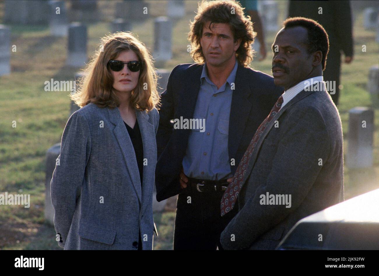 Rene Russo, Mel Gibson & Danny Glover Film: Lethal Weapon 3 (USA 1992) Characters: Lorna Cole, Martin Riggs, Roger Murtaugh  / Titel Auch: 'Lethal Weapon 3: Die Profis Sind Zurück' Director: Richard Donner 11 May 1992   **WARNING** This Photograph is for editorial use only and is the copyright of WARNER BROS. and/or the Photographer assigned by the Film or Production Company and can only be reproduced by publications in conjunction with the promotion of the above Film. A Mandatory Credit To WARNER BROS. is required. The Photographer should also be credited when known. No commercial use can be Stock Photo