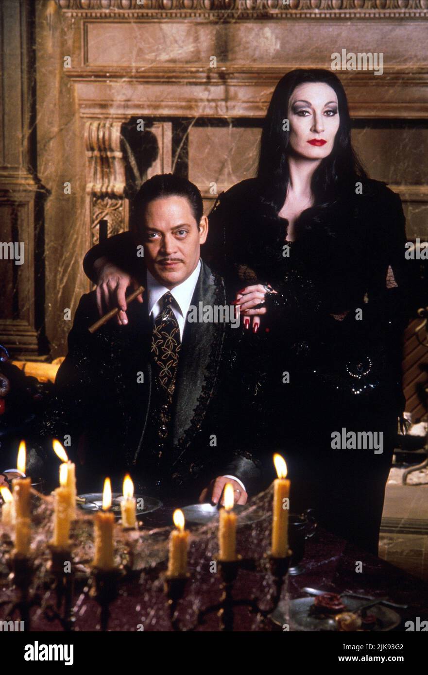 Raul Julia & Anjelica Huston Film: The Addams Family (1994) Characters: Gomez Addams, Morticia Addams  Director: Barry Sonnenfeld 22 November 1991   **WARNING** This Photograph is for editorial use only and is the copyright of PARAMOUNT and/or the Photographer assigned by the Film or Production Company and can only be reproduced by publications in conjunction with the promotion of the above Film. A Mandatory Credit To PARAMOUNT is required. The Photographer should also be credited when known. No commercial use can be granted without written authority from the Film Company. Stock Photo