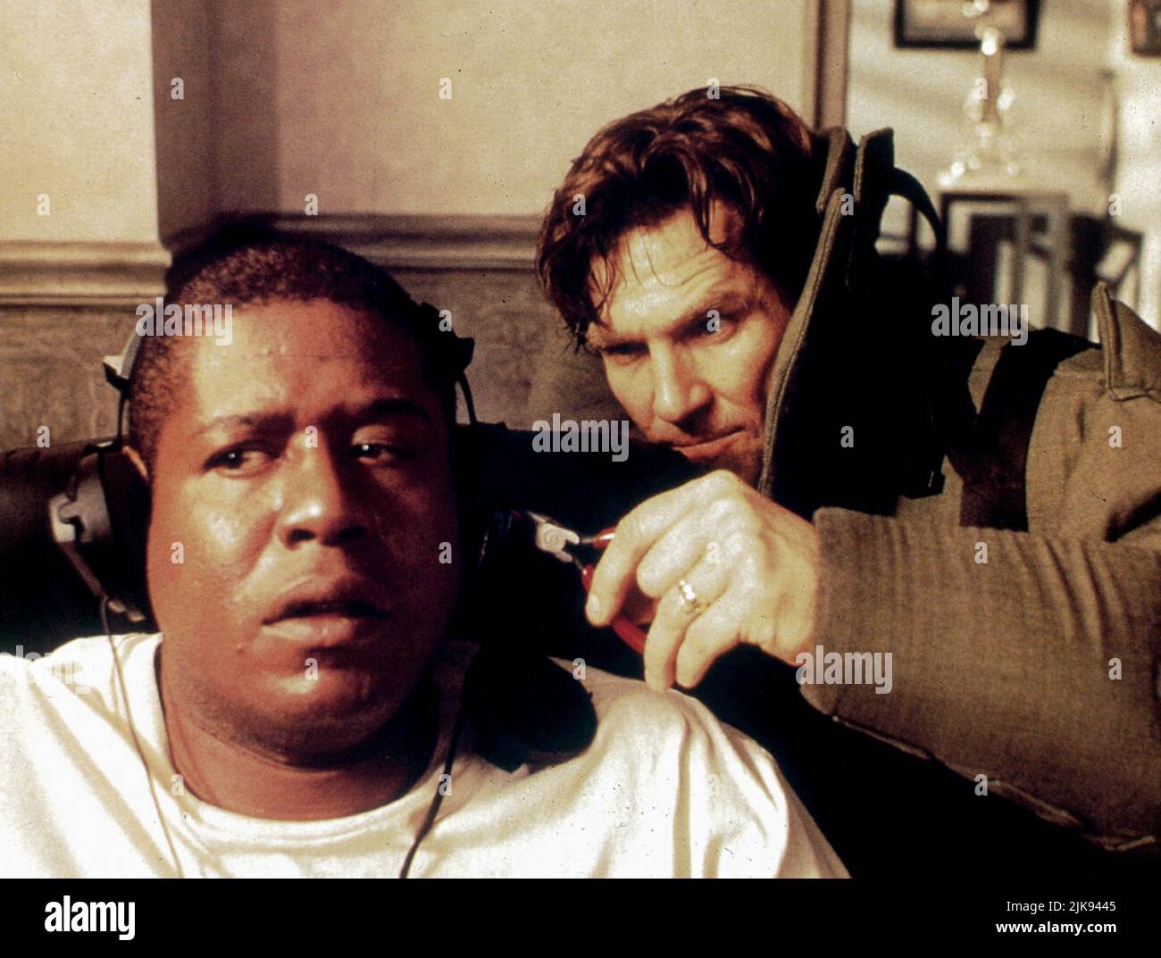 Forest Whitaker & Jeff Bridges Film: Blown Away (1994) Characters: Anthony Franklin & James 'Jimmy' Dove / Liam McGivney  Director: Stephen Hopkins 01 July 1994   **WARNING** This Photograph is for editorial use only and is the copyright of MGM and/or the Photographer assigned by the Film or Production Company and can only be reproduced by publications in conjunction with the promotion of the above Film. A Mandatory Credit To MGM is required. The Photographer should also be credited when known. No commercial use can be granted without written authority from the Film Company. Stock Photo