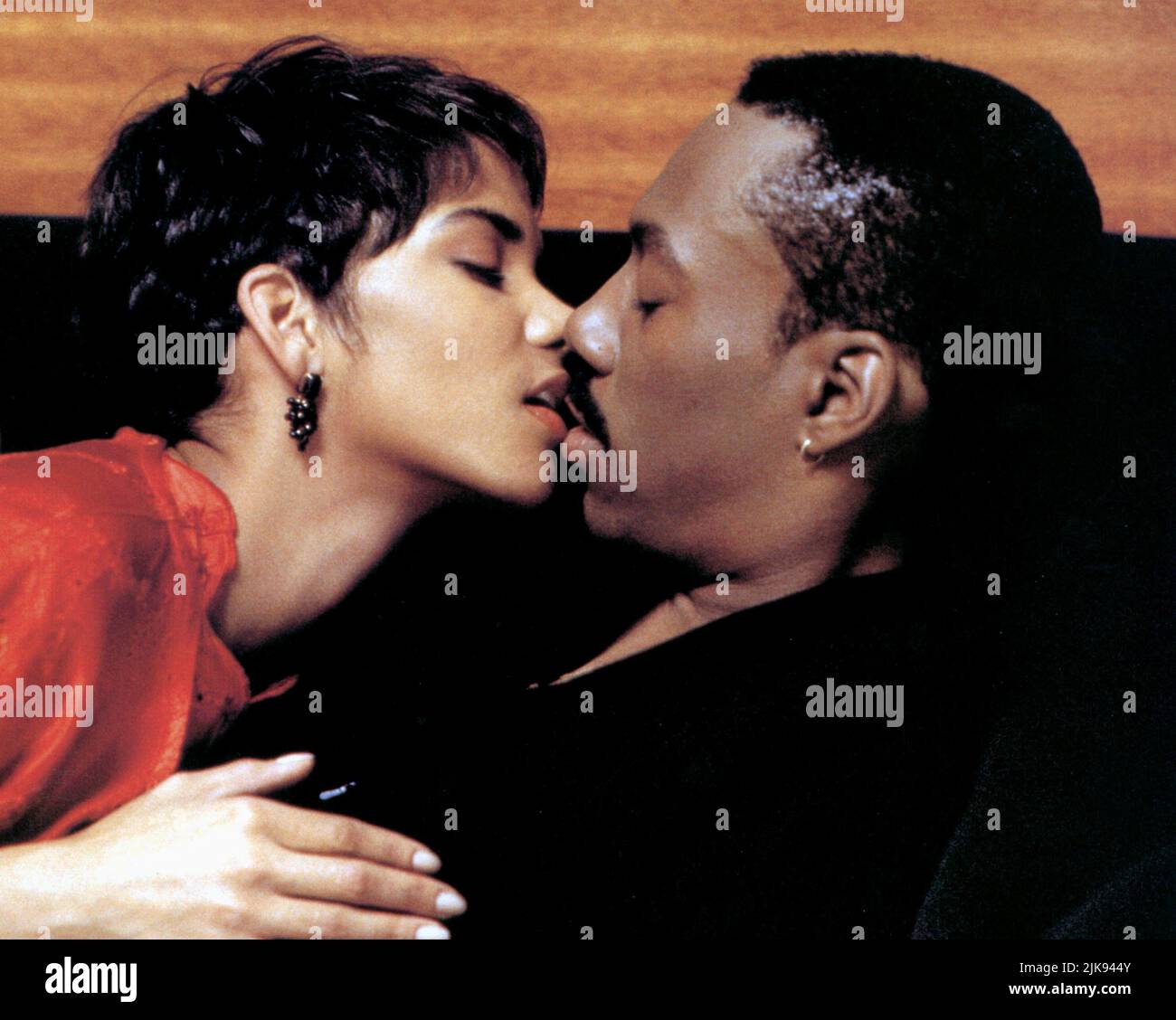 Halle Berry & Eddie Murphy Film: Boomerang (1990) Characters: Angela & Marcus  Director: Reginald Hudlin 01 July 1992   **WARNING** This Photograph is for editorial use only and is the copyright of PARAMOUNT and/or the Photographer assigned by the Film or Production Company and can only be reproduced by publications in conjunction with the promotion of the above Film. A Mandatory Credit To PARAMOUNT is required. The Photographer should also be credited when known. No commercial use can be granted without written authority from the Film Company. Stock Photo