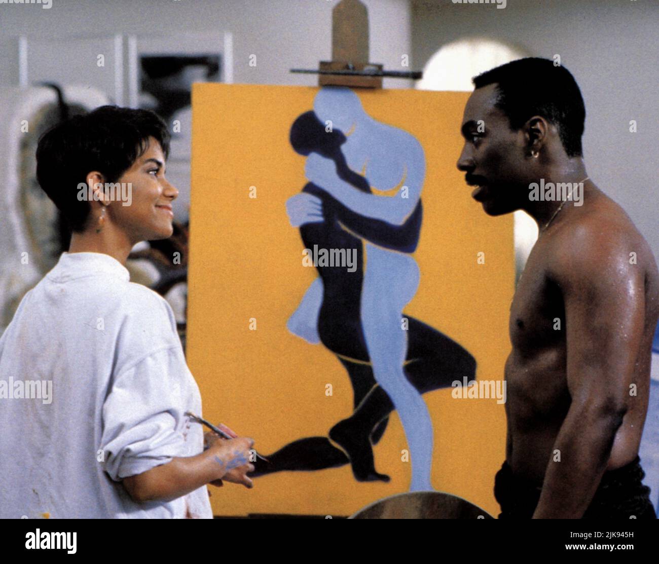 Halle Berry & Eddie Murphy Film: Boomerang (1992) Characters: Angela & Marcus  Director: Reginald Hudlin 01 July 1992   **WARNING** This Photograph is for editorial use only and is the copyright of PARAMOUNT and/or the Photographer assigned by the Film or Production Company and can only be reproduced by publications in conjunction with the promotion of the above Film. A Mandatory Credit To PARAMOUNT is required. The Photographer should also be credited when known. No commercial use can be granted without written authority from the Film Company. Stock Photo