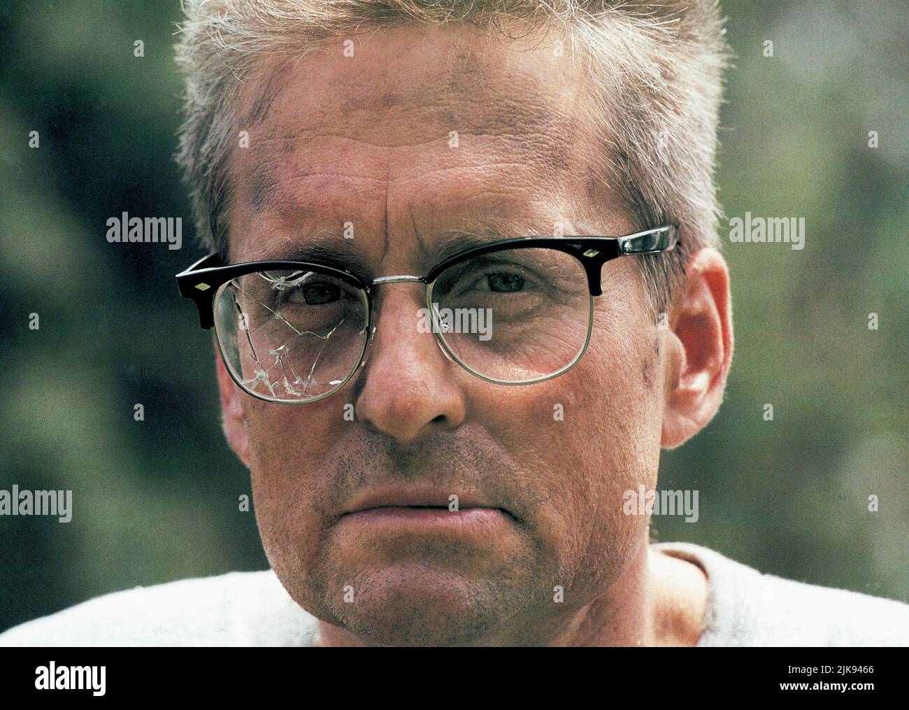 Michael Douglas Film: Falling Down (USA/UK/FR 1993) Characters: William 'D-Fens' Foster  Director: Joel Schumacher 26 February 1993   **WARNING** This Photograph is for editorial use only and is the copyright of WARNER BROS. and/or the Photographer assigned by the Film or Production Company and can only be reproduced by publications in conjunction with the promotion of the above Film. A Mandatory Credit To WARNER BROS. is required. The Photographer should also be credited when known. No commercial use can be granted without written authority from the Film Company. Stock Photo