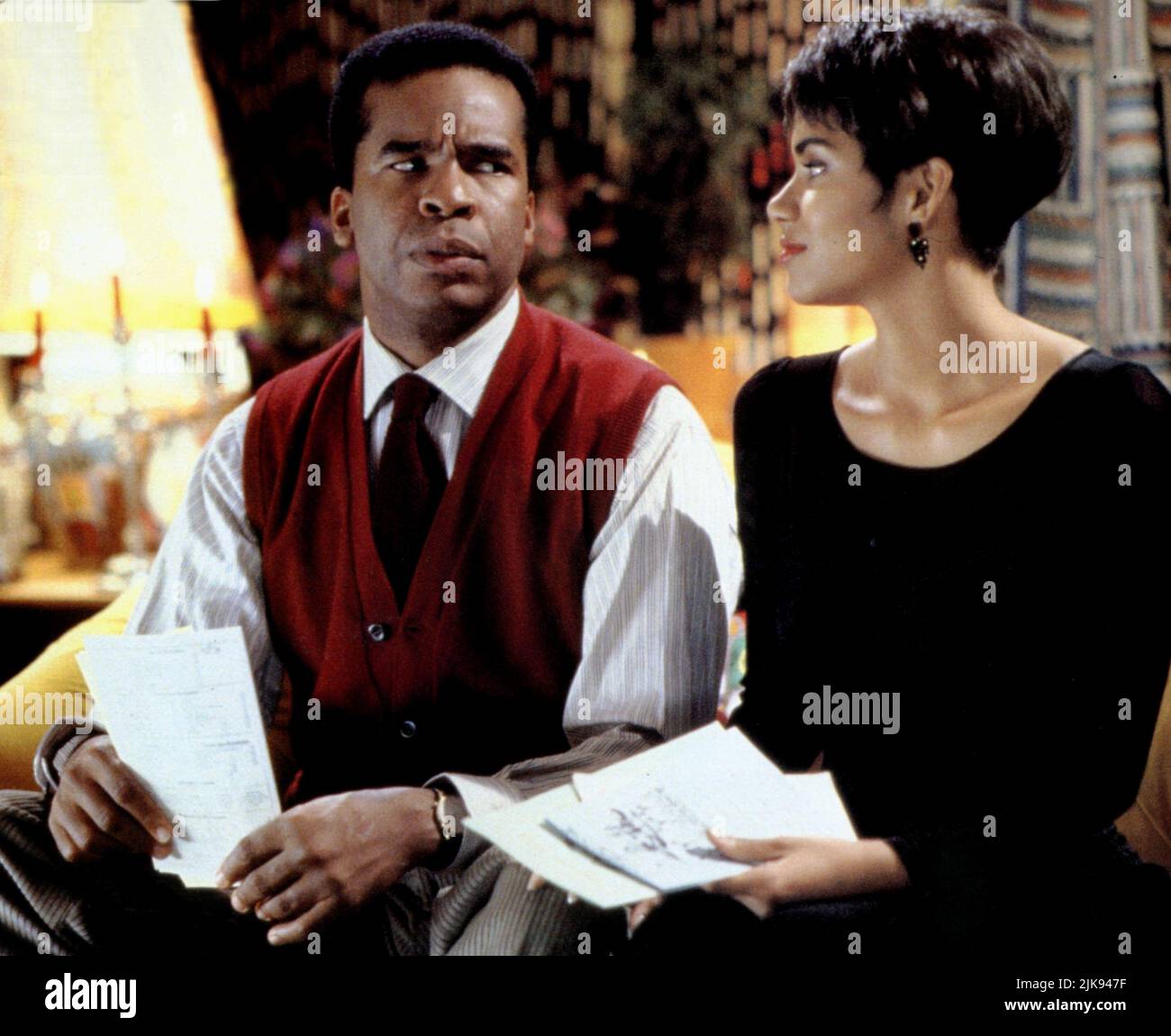 David Alan Grier & Halle Berry Film: Boomerang (1992) Characters: Gerard & Angela  Director: Reginald Hudlin 01 July 1992   **WARNING** This Photograph is for editorial use only and is the copyright of PARAMOUNT and/or the Photographer assigned by the Film or Production Company and can only be reproduced by publications in conjunction with the promotion of the above Film. A Mandatory Credit To PARAMOUNT is required. The Photographer should also be credited when known. No commercial use can be granted without written authority from the Film Company. Stock Photo