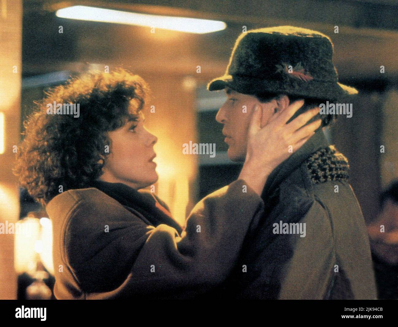 Elizabeth Perkins & Tom Berenger Film: Love At Large (1990) Characters: Stella Wynkowski & Harry Dobbs  Director: Alan Rudolph 09 March 1990   **WARNING** This Photograph is for editorial use only and is the copyright of ORION and/or the Photographer assigned by the Film or Production Company and can only be reproduced by publications in conjunction with the promotion of the above Film. A Mandatory Credit To ORION is required. The Photographer should also be credited when known. No commercial use can be granted without written authority from the Film Company. Stock Photo