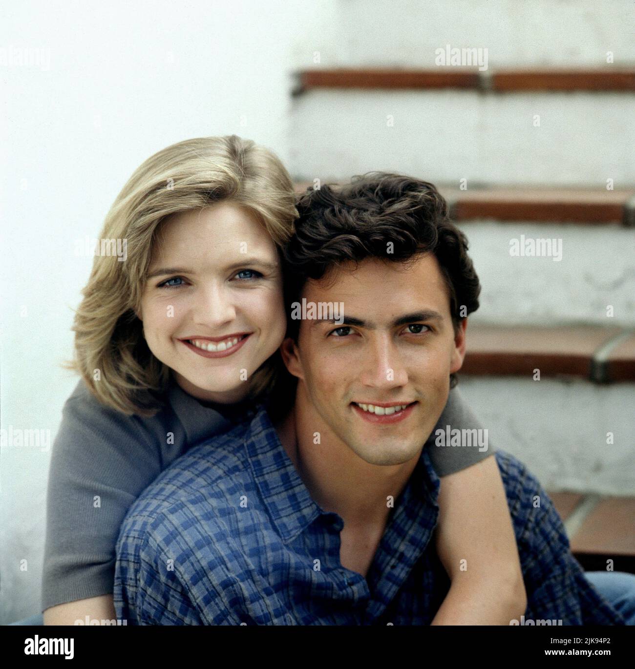 Courtney Thorne-Smith & Andrew Shue Television: Melrose Place (TV-Serie) Characters: Allison Parker & Billy Campbell  Usa 1992–1999, 08 July 1992   **WARNING** This Photograph is for editorial use only and is the copyright of FOX TELEVISION and/or the Photographer assigned by the Film or Production Company and can only be reproduced by publications in conjunction with the promotion of the above Film. A Mandatory Credit To FOX TELEVISION is required. The Photographer should also be credited when known. No commercial use can be granted without written authority from the Film Company. Stock Photo