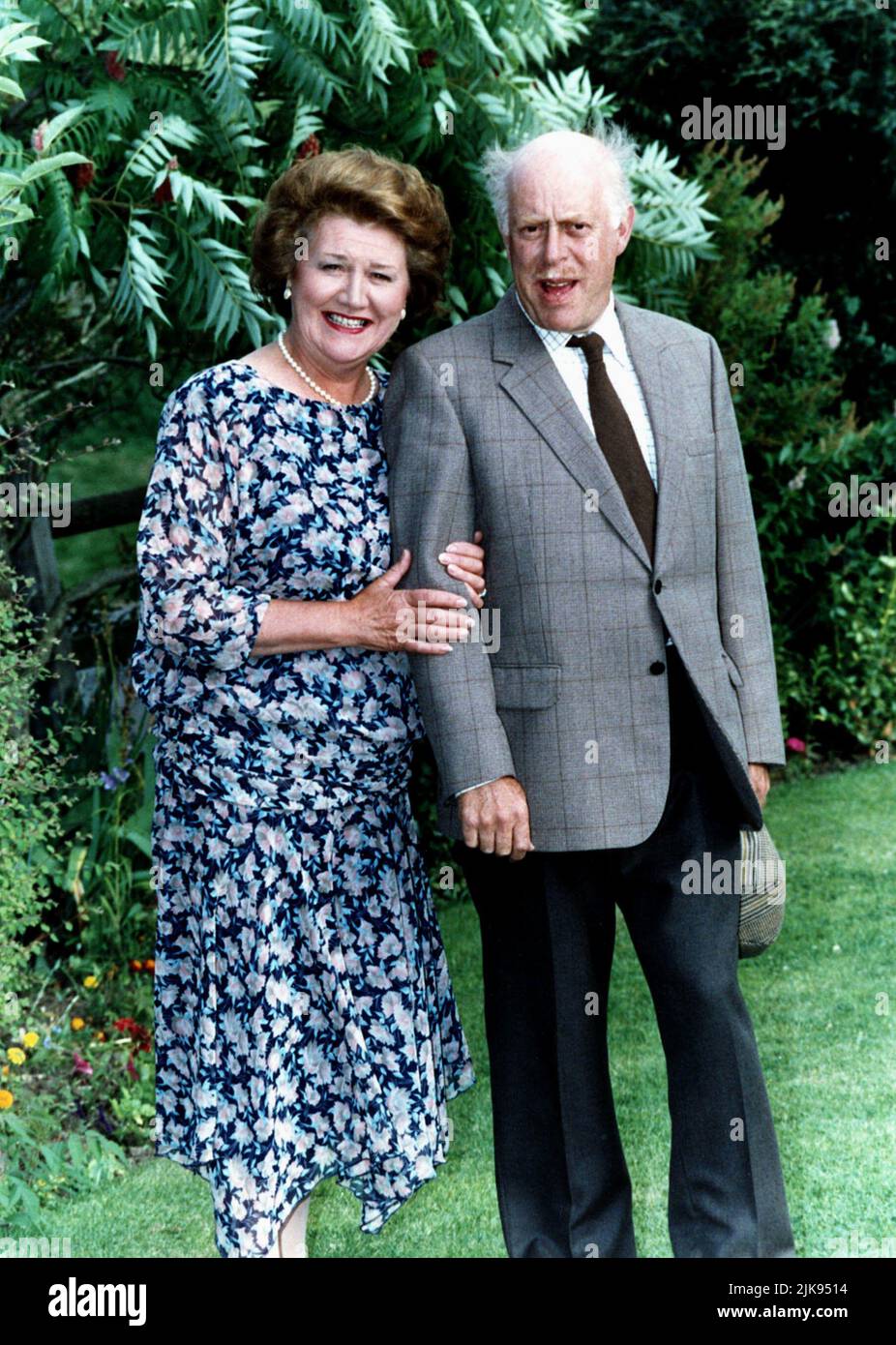 Patricia Routledge & Clive Swift Television: Keeping Up Appearances (TV-Serie) Characters: Hyacinth Bucket & Richard Bucket  Uk 1990–1995, 29 October 1990   **WARNING** This Photograph is for editorial use only and is the copyright of BBC and/or the Photographer assigned by the Film or Production Company and can only be reproduced by publications in conjunction with the promotion of the above Film. A Mandatory Credit To BBC is required. The Photographer should also be credited when known. No commercial use can be granted without written authority from the Film Company. Stock Photo