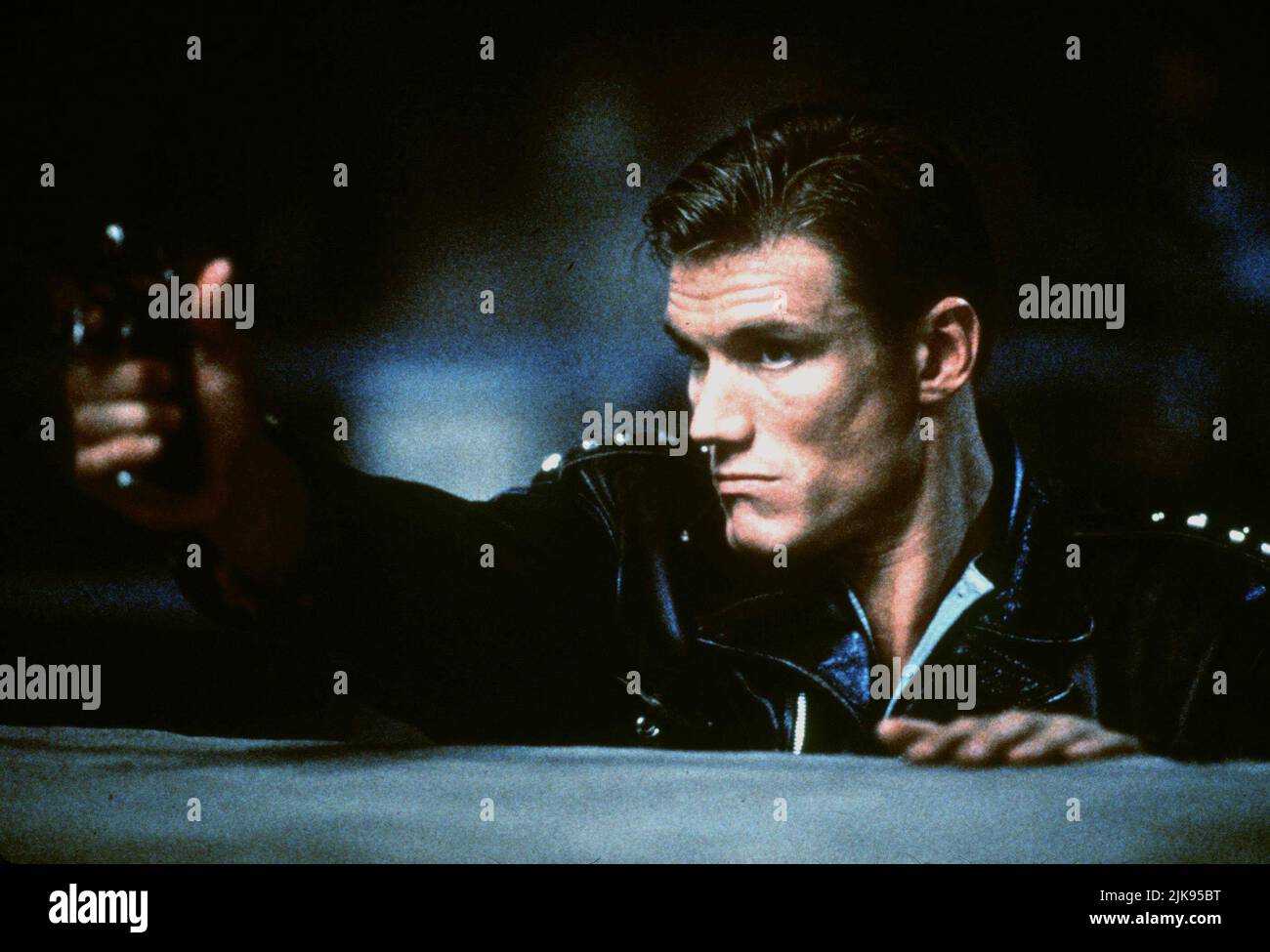 Dolph Lundgren Film: Showdown In Little Tokyo (USA 1991) Characters: Sgt. Chris Kenner  Director: Mark L. Lester 23 August 1991   **WARNING** This Photograph is for editorial use only and is the copyright of WARNER BROS. and/or the Photographer assigned by the Film or Production Company and can only be reproduced by publications in conjunction with the promotion of the above Film. A Mandatory Credit To WARNER BROS. is required. The Photographer should also be credited when known. No commercial use can be granted without written authority from the Film Company. Stock Photo