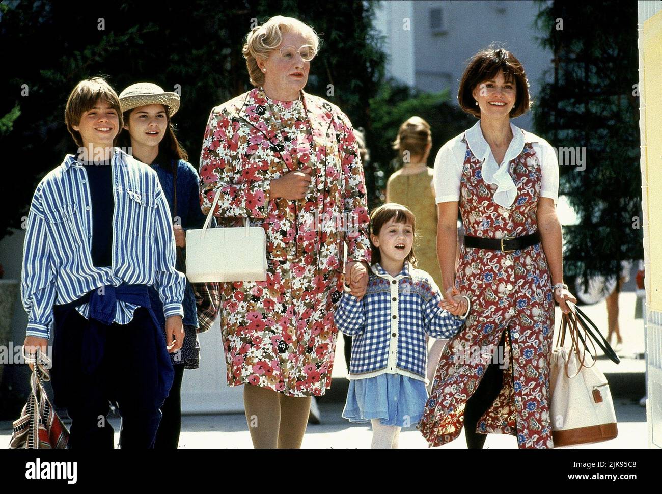 Matthew Lawrence, Lisa Jacub, Robin Williams, Mara Wilson & Sally Field Film: Mrs. Doubtfire (USA 1993) Characters: Christopher 'Chris' Hillard,,Daniel Hillard,Natalie 'Nattie' Hillard & Miranda Hillard  Director: Chris Columbus 24 November 1993   **WARNING** This Photograph is for editorial use only and is the copyright of 20TH CENTURY FOX and/or the Photographer assigned by the Film or Production Company and can only be reproduced by publications in conjunction with the promotion of the above Film. A Mandatory Credit To 20TH CENTURY FOX is required. The Photographer should also be credited w Stock Photo