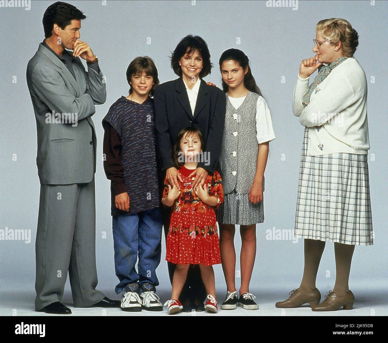 Pierce Brosnan, Matthew Lawrence, Mara Wilson, Sally Field, Lisa Jacub & Robin Williams Film: Mrs. Doubtfire (USA 1993) Characters: Stuart 'Stu' Dunmeyer,Christopher 'Chris' Hillard,Natalie 'Nattie' Hillard,Miranda Hillard, & Daniel Hillard  Director: Chris Columbus 24 November 1993   **WARNING** This Photograph is for editorial use only and is the copyright of 20TH CENTURY FOX and/or the Photographer assigned by the Film or Production Company and can only be reproduced by publications in conjunction with the promotion of the above Film. A Mandatory Credit To 20TH CENTURY FOX is required. The Stock Photo