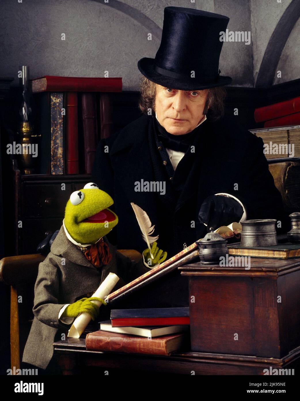 Kermit The Frog & Michael Caine Film: The Muppet Christmas Carol (USA 1992) Characters: & Ebenezer Scrooge  Director: Brian Henson 11 December 1992   **WARNING** This Photograph is for editorial use only and is the copyright of DISNEY and/or the Photographer assigned by the Film or Production Company and can only be reproduced by publications in conjunction with the promotion of the above Film. A Mandatory Credit To DISNEY is required. The Photographer should also be credited when known. No commercial use can be granted without written authority from the Film Company. Stock Photo