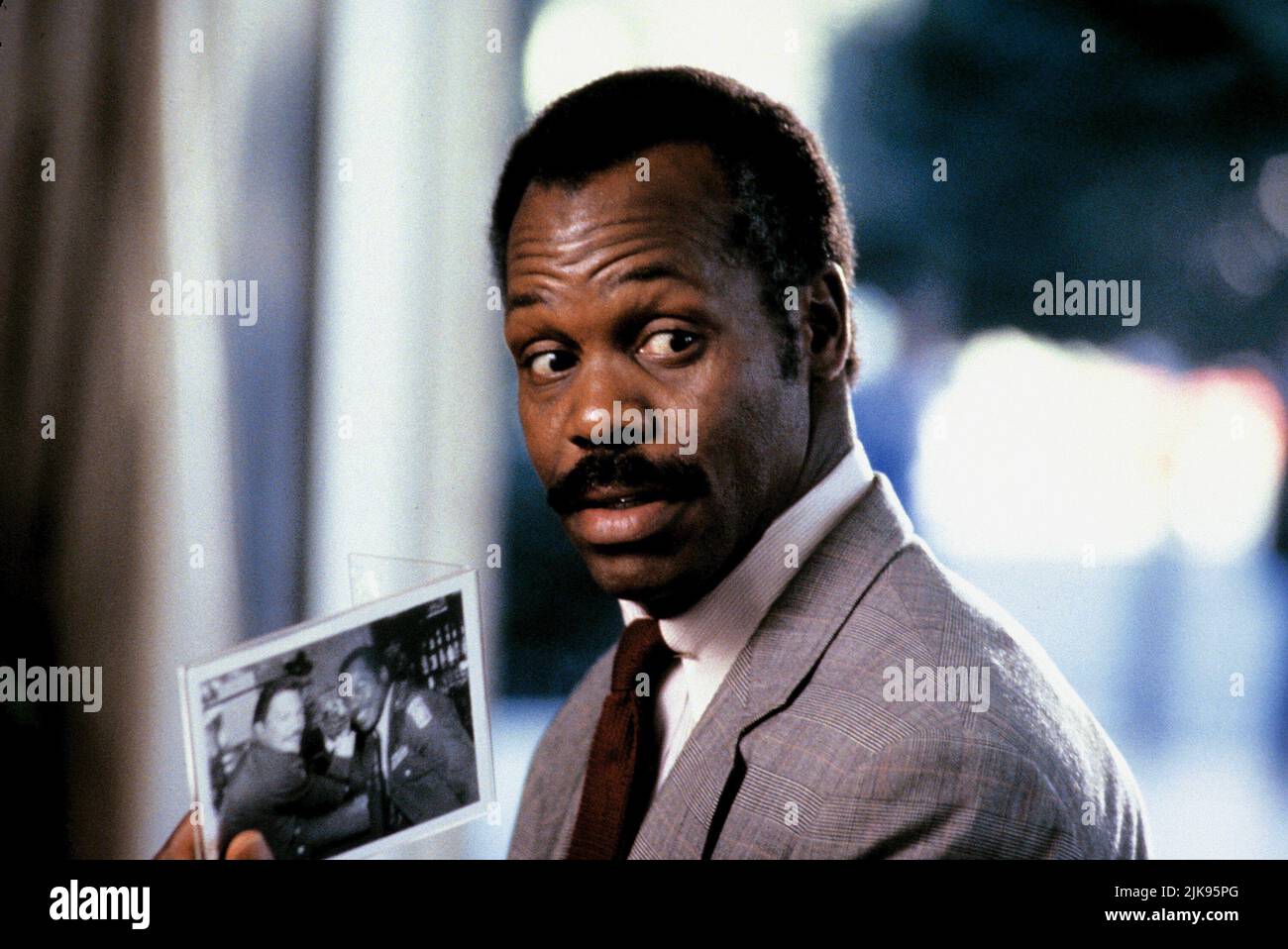 Danny Glover Film: Lethal Weapon 3 (USA 1992) Characters: Roger Murtaugh  / Titel Auch: 'Lethal Weapon 3: Die Profis Sind Zurück' Director: Richard Donner 11 May 1992   **WARNING** This Photograph is for editorial use only and is the copyright of WARNER BROS. and/or the Photographer assigned by the Film or Production Company and can only be reproduced by publications in conjunction with the promotion of the above Film. A Mandatory Credit To WARNER BROS. is required. The Photographer should also be credited when known. No commercial use can be granted without written authority from the Film Com Stock Photo