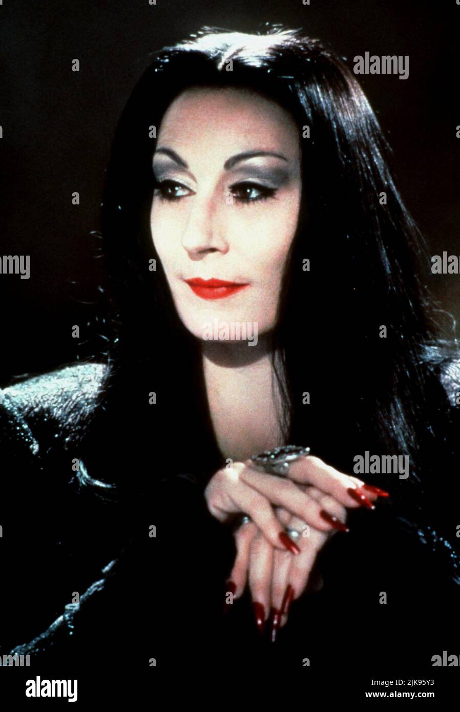Anjelica Huston Film: The Addams Family (1994) Characters: Morticia Addams  Director: Barry Sonnenfeld 22 November 1991   **WARNING** This Photograph is for editorial use only and is the copyright of PARAMOUNT and/or the Photographer assigned by the Film or Production Company and can only be reproduced by publications in conjunction with the promotion of the above Film. A Mandatory Credit To PARAMOUNT is required. The Photographer should also be credited when known. No commercial use can be granted without written authority from the Film Company. Stock Photo