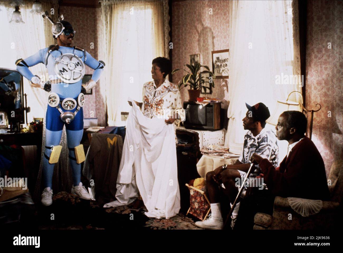 Robert Townsend, Marla Gibbs, Eddie Griffin & Robert Guillaume Film: The Meteor Man (USA 1993) Characters: Jefferson Reed,Mrs. Reed, Jeff's Mother,Michael & Ted Reed, Jeff's Father  Director: Robert Townsend 06 August 1993   **WARNING** This Photograph is for editorial use only and is the copyright of MGM and/or the Photographer assigned by the Film or Production Company and can only be reproduced by publications in conjunction with the promotion of the above Film. A Mandatory Credit To MGM is required. The Photographer should also be credited when known. No commercial use can be granted witho Stock Photo