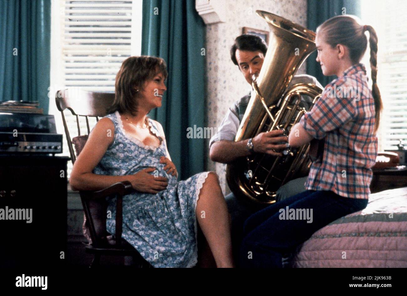 Jamie Lee Curtis, Dan Aykroyd & Anna Chlumsky Film: My Girl 2 (USA 1994) Characters: Shelly DeVoto Sultenfuss,Harry Sultenfuss & Vada Margaret Sultenfuss  Director: Howard Zieff 11 February 1994   **WARNING** This Photograph is for editorial use only and is the copyright of IMAGINE FILMS ENTERTAINMENT and/or the Photographer assigned by the Film or Production Company and can only be reproduced by publications in conjunction with the promotion of the above Film. A Mandatory Credit To IMAGINE FILMS ENTERTAINMENT is required. The Photographer should also be credited when known. No commercial use Stock Photo