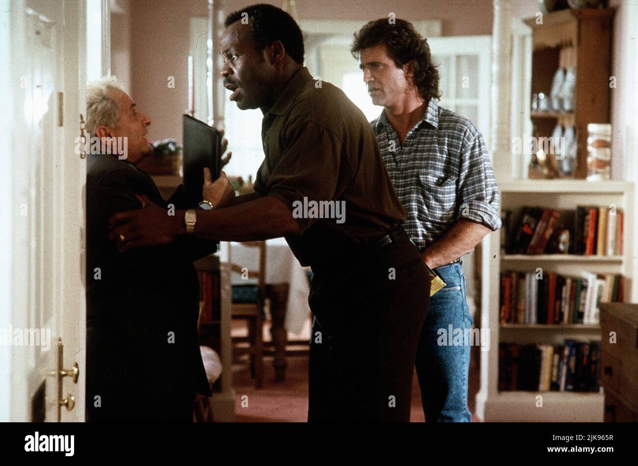 Joe Pesci, Danny Glover & Mel Gibson Film: Lethal Weapon 3 (USA 1992) Characters: Leo Getz,Roger Murtaugh & Martin Riggs  / Titel Auch: 'Lethal Weapon 3: Die Profis Sind Zurück' Director: Richard Donner 11 May 1992   **WARNING** This Photograph is for editorial use only and is the copyright of WARNER BROS. and/or the Photographer assigned by the Film or Production Company and can only be reproduced by publications in conjunction with the promotion of the above Film. A Mandatory Credit To WARNER BROS. is required. The Photographer should also be credited when known. No commercial use can be gra Stock Photo