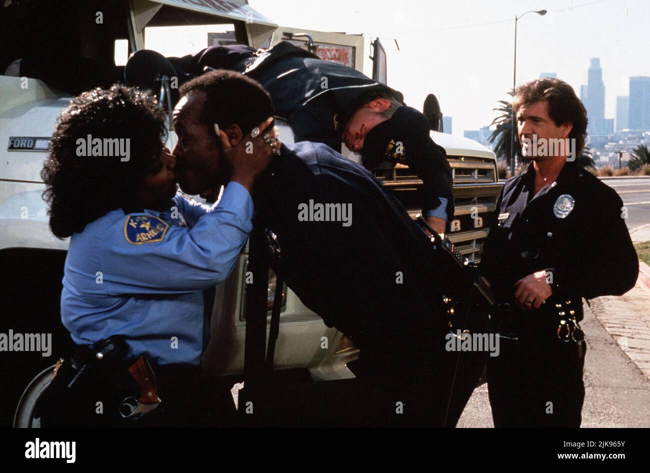 Delores Hall, Danny Glover & Mel Gibson Film: Lethal Weapon 3 (USA 1992) Characters: Delores,Roger Murtaugh & Martin Riggs  / Titel Auch: 'Lethal Weapon 3: Die Profis Sind Zurück' Director: Richard Donner 11 May 1992   **WARNING** This Photograph is for editorial use only and is the copyright of WARNER BROS. and/or the Photographer assigned by the Film or Production Company and can only be reproduced by publications in conjunction with the promotion of the above Film. A Mandatory Credit To WARNER BROS. is required. The Photographer should also be credited when known. No commercial use can be g Stock Photo
