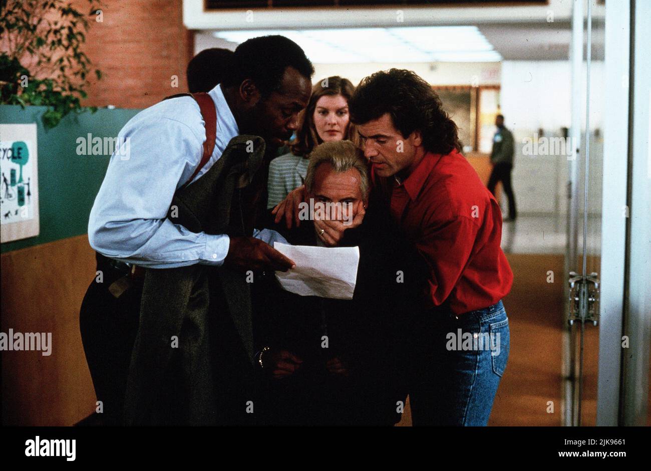 Danny Glover, Rene Russo, Joe Pesci & Mel Gibson Film: Lethal Weapon 3 (USA 1992) Characters: Roger Murtaugh,Lorna Cole,Leo Getz & Martin Riggs  / Titel Auch: 'Lethal Weapon 3: Die Profis Sind Zurück' Director: Richard Donner 11 May 1992   **WARNING** This Photograph is for editorial use only and is the copyright of WARNER BROS. and/or the Photographer assigned by the Film or Production Company and can only be reproduced by publications in conjunction with the promotion of the above Film. A Mandatory Credit To WARNER BROS. is required. The Photographer should also be credited when known. No co Stock Photo
