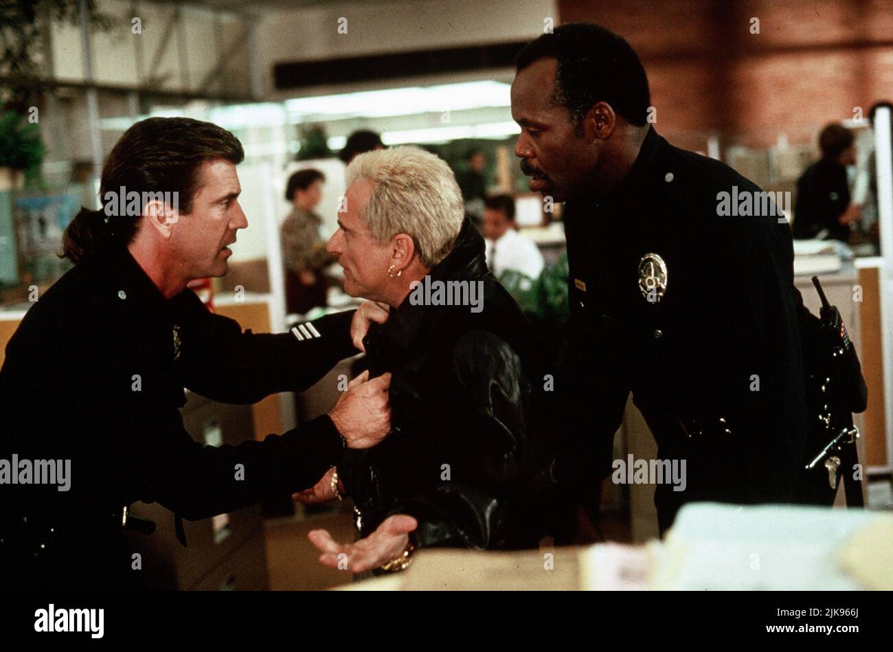 Mel Gibson, Joe Pesci & Danny Glover Film: Lethal Weapon 3 (USA 1992) Characters: Martin Riggs,Leo Getz & Roger Murtaugh  / Titel Auch: 'Lethal Weapon 3: Die Profis Sind Zurück' Director: Richard Donner 11 May 1992   **WARNING** This Photograph is for editorial use only and is the copyright of WARNER BROS. and/or the Photographer assigned by the Film or Production Company and can only be reproduced by publications in conjunction with the promotion of the above Film. A Mandatory Credit To WARNER BROS. is required. The Photographer should also be credited when known. No commercial use can be gra Stock Photo