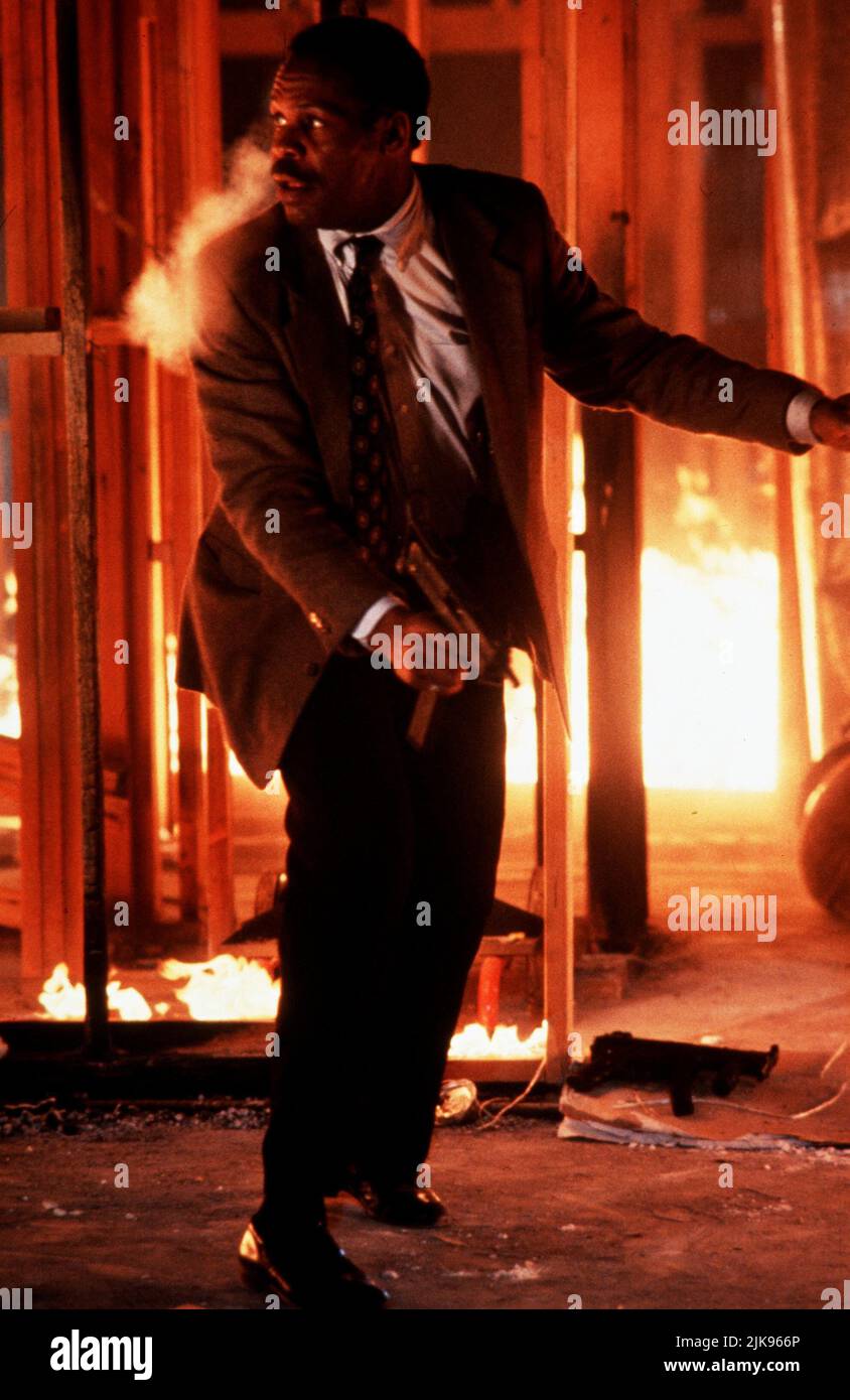 Danny Glover Film: Lethal Weapon 3 (USA 1992) Characters: Roger Murtaugh  / Titel Auch: 'Lethal Weapon 3: Die Profis Sind Zurück' Director: Richard Donner 11 May 1992   **WARNING** This Photograph is for editorial use only and is the copyright of WARNER BROS. and/or the Photographer assigned by the Film or Production Company and can only be reproduced by publications in conjunction with the promotion of the above Film. A Mandatory Credit To WARNER BROS. is required. The Photographer should also be credited when known. No commercial use can be granted without written authority from the Film Com Stock Photo