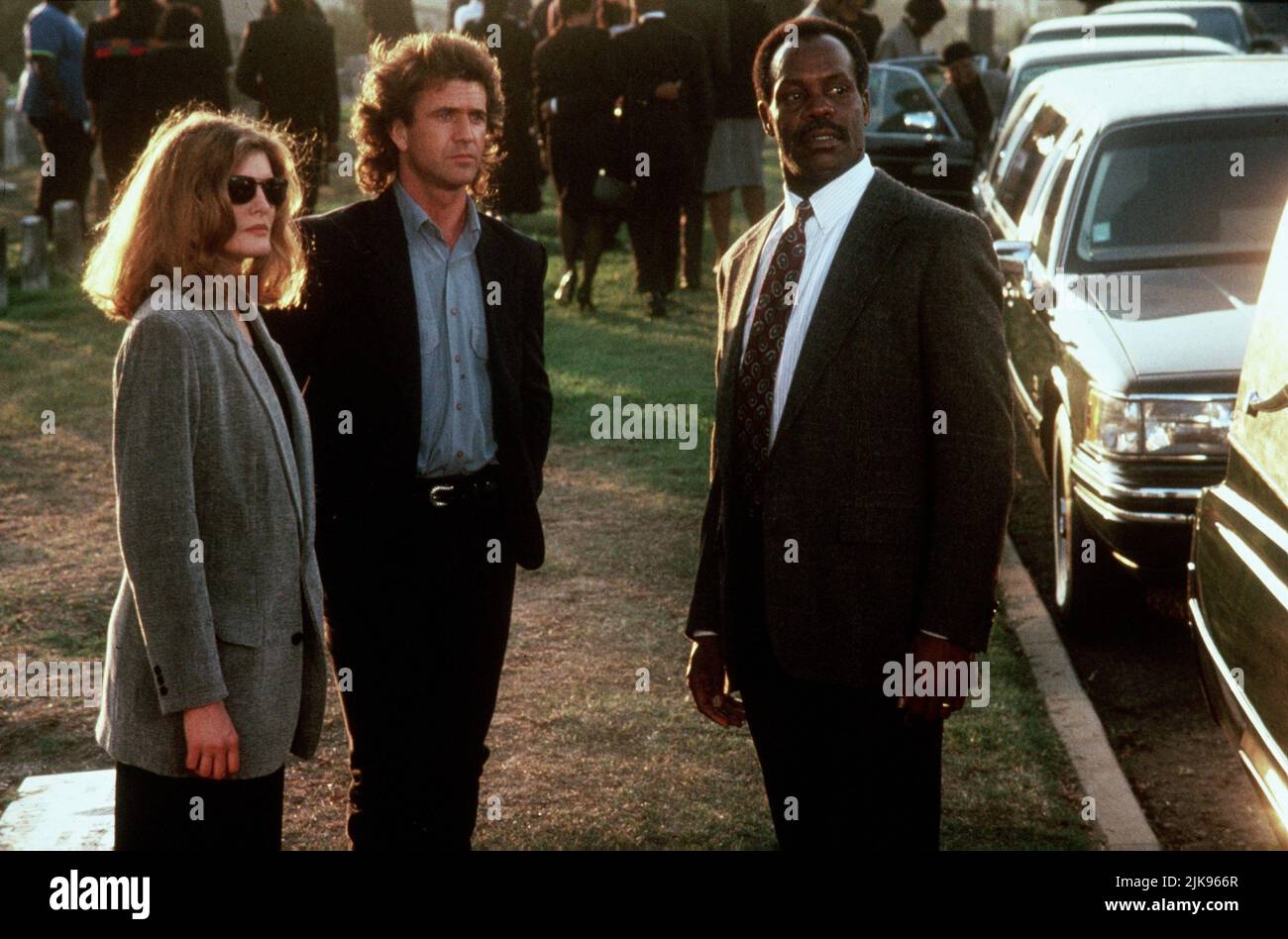 Rene Russo, Mel Gibson & Danny Glover Film: Lethal Weapon 3 (USA 1992) Characters: Lorna Cole,Martin Riggs & Roger Murtaugh  / Titel Auch: 'Lethal Weapon 3: Die Profis Sind Zurück' Director: Richard Donner 11 May 1992   **WARNING** This Photograph is for editorial use only and is the copyright of WARNER BROS. and/or the Photographer assigned by the Film or Production Company and can only be reproduced by publications in conjunction with the promotion of the above Film. A Mandatory Credit To WARNER BROS. is required. The Photographer should also be credited when known. No commercial use can be Stock Photo