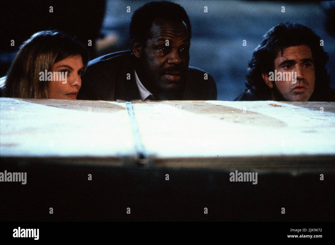 Rene Russo, Danny Glover & Mel Gibson Film: Lethal Weapon 3 (USA 1992) Characters: Lorna Cole,Roger Murtaugh & Martin Riggs  / Titel Auch: 'Lethal Weapon 3: Die Profis Sind Zurück' Director: Richard Donner 11 May 1992   **WARNING** This Photograph is for editorial use only and is the copyright of WARNER BROS. and/or the Photographer assigned by the Film or Production Company and can only be reproduced by publications in conjunction with the promotion of the above Film. A Mandatory Credit To WARNER BROS. is required. The Photographer should also be credited when known. No commercial use can be Stock Photo