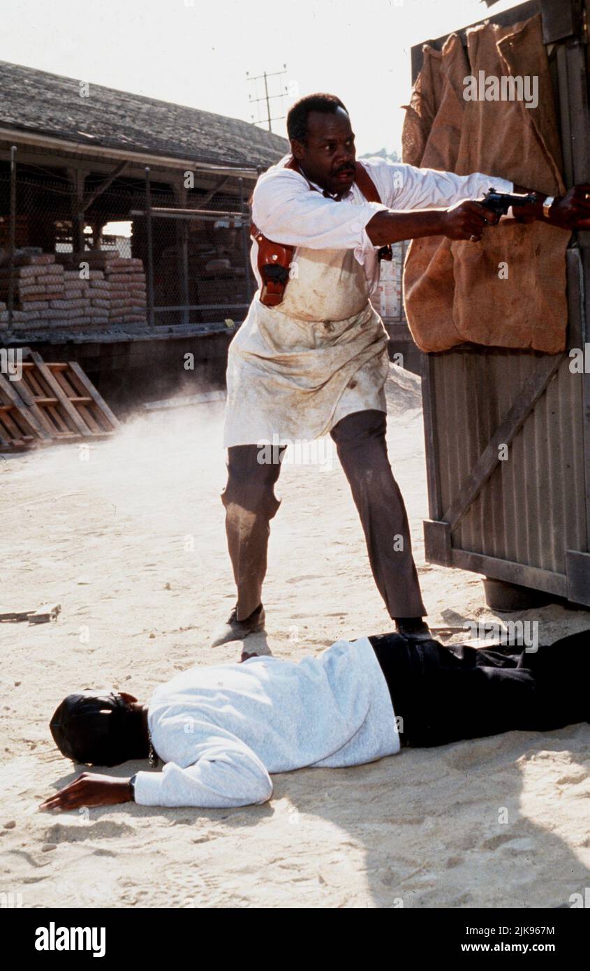 Bobby Wynn & Danny Glover Film: Lethal Weapon 3 (USA 1992) Characters: Darryl & Roger Murtaugh  / Titel Auch: 'Lethal Weapon 3: Die Profis Sind Zurück' Director: Richard Donner 11 May 1992   **WARNING** This Photograph is for editorial use only and is the copyright of WARNER BROS. and/or the Photographer assigned by the Film or Production Company and can only be reproduced by publications in conjunction with the promotion of the above Film. A Mandatory Credit To WARNER BROS. is required. The Photographer should also be credited when known. No commercial use can be granted without written autho Stock Photo