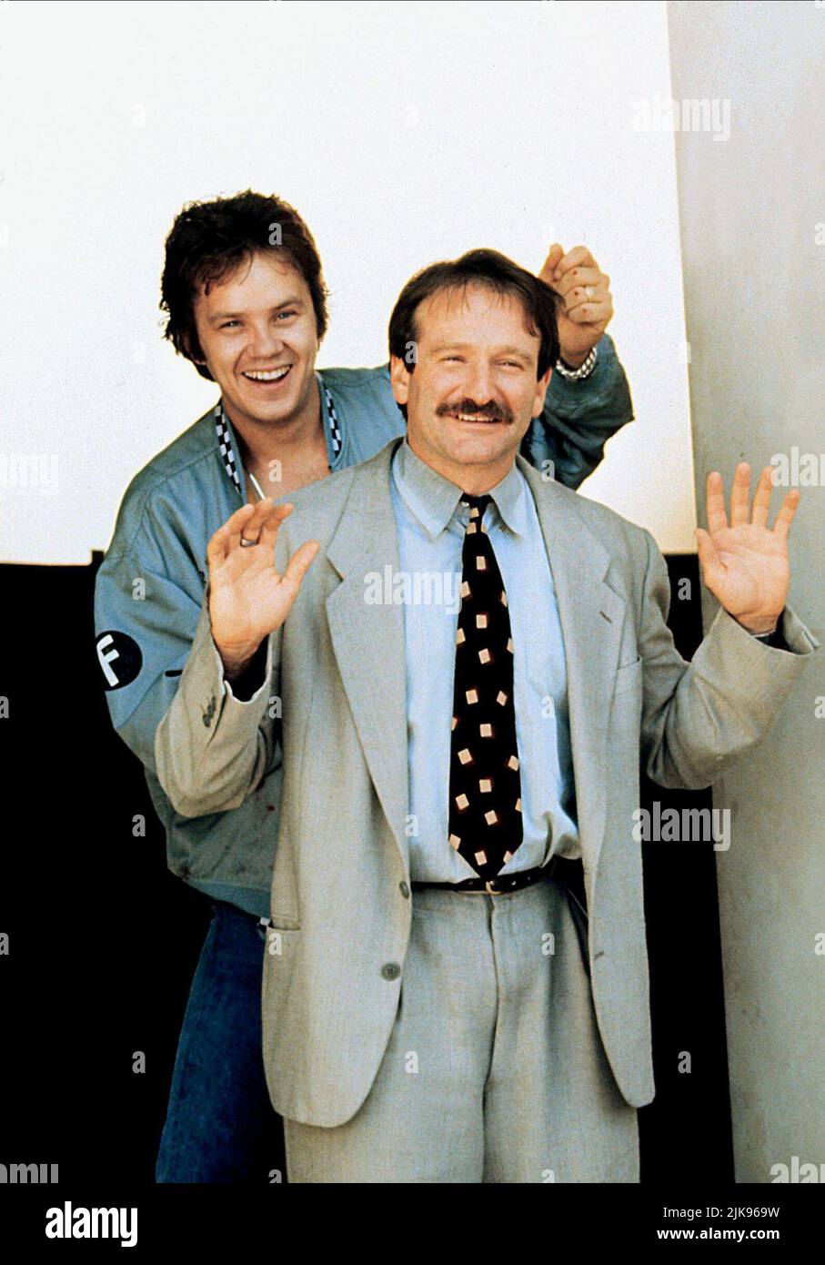 Tim Robbins & Robin Williams Film: Cadillac Man (1990) Characters: Larry & Joey O'Brien  Director: Roger Donaldson 18 May 1990   **WARNING** This Photograph is for editorial use only and is the copyright of ORION and/or the Photographer assigned by the Film or Production Company and can only be reproduced by publications in conjunction with the promotion of the above Film. A Mandatory Credit To ORION is required. The Photographer should also be credited when known. No commercial use can be granted without written authority from the Film Company. Stock Photo