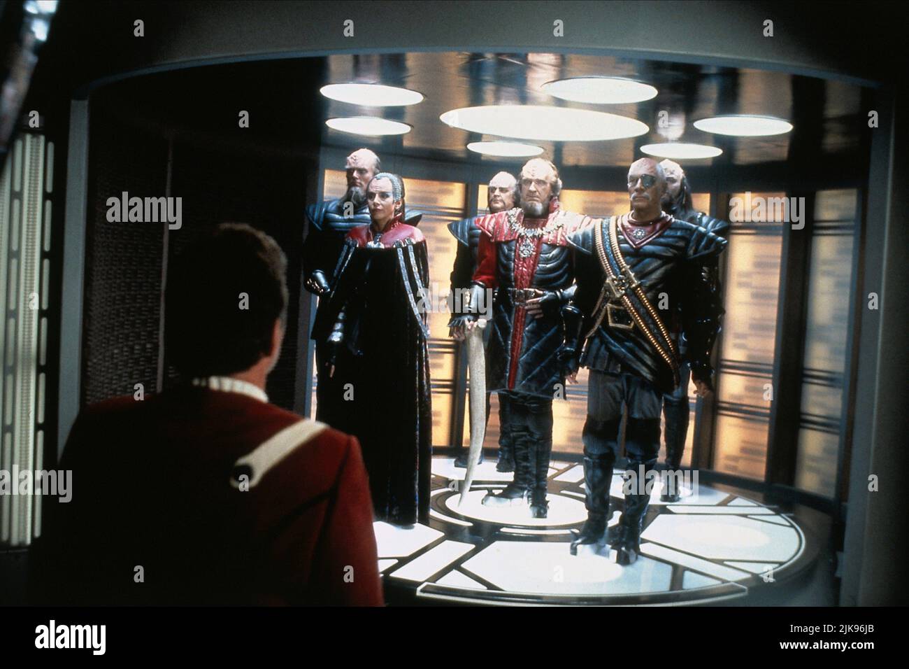 William Shatner & Christopher Plummer Film: Star Trek Vi: The Undiscovered Country (USA 1989) Characters: Captain James T. Kirk & General Chang  Director: Nicholas Meyer 03 December 1991   **WARNING** This Photograph is for editorial use only and is the copyright of PARAMOUNT PICTURES and/or the Photographer assigned by the Film or Production Company and can only be reproduced by publications in conjunction with the promotion of the above Film. A Mandatory Credit To PARAMOUNT PICTURES is required. The Photographer should also be credited when known. No commercial use can be granted without wri Stock Photo