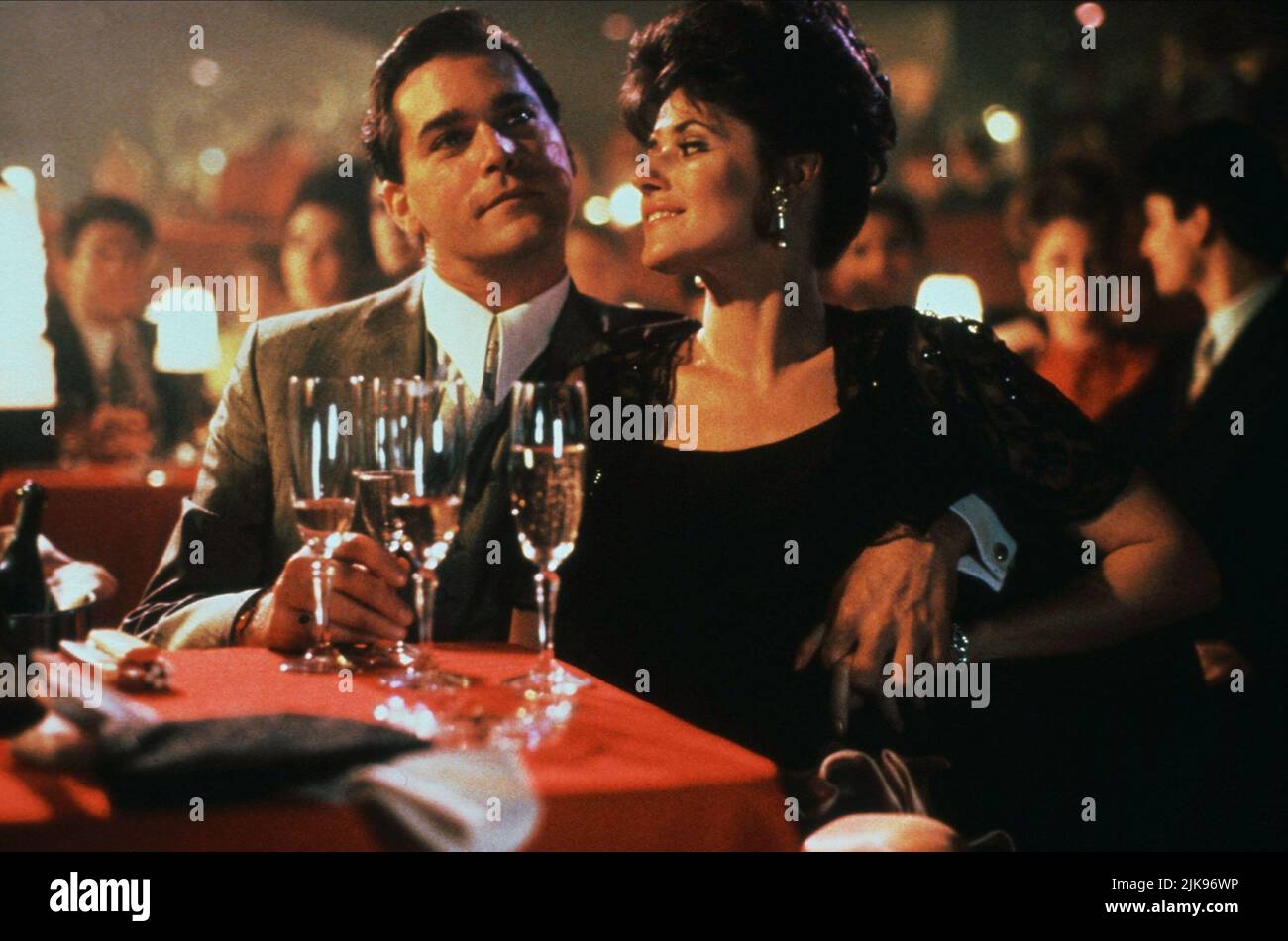 Ray Liotta & Lorraine Bracco Film: Goodfellas (USA 1990) Characters: Henry Hill, Karen Hill  Director: Martin Scorsese 12 September 1990   **WARNING** This Photograph is for editorial use only and is the copyright of WARNER BROS. / BARRY WETCHER and/or the Photographer assigned by the Film or Production Company and can only be reproduced by publications in conjunction with the promotion of the above Film. A Mandatory Credit To WARNER BROS. / BARRY WETCHER is required. No commercial use can be granted without written authority from the Film Company. Stock Photo