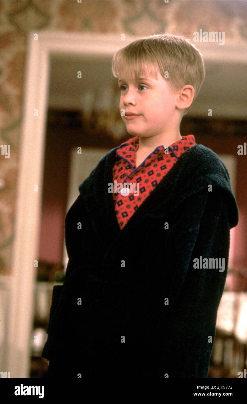 Macaulay Culkin Film: Home Alone (USA 1990) Characters: Kevin McCallister  Director: Chris Columbus 10 November 1990   **WARNING** This Photograph is for editorial use only and is the copyright of 20TH CENTURY FOX and/or the Photographer assigned by the Film or Production Company and can only be reproduced by publications in conjunction with the promotion of the above Film. A Mandatory Credit To 20TH CENTURY FOX is required. The Photographer should also be credited when known. No commercial use can be granted without written authority from the Film Company. Stock Photo